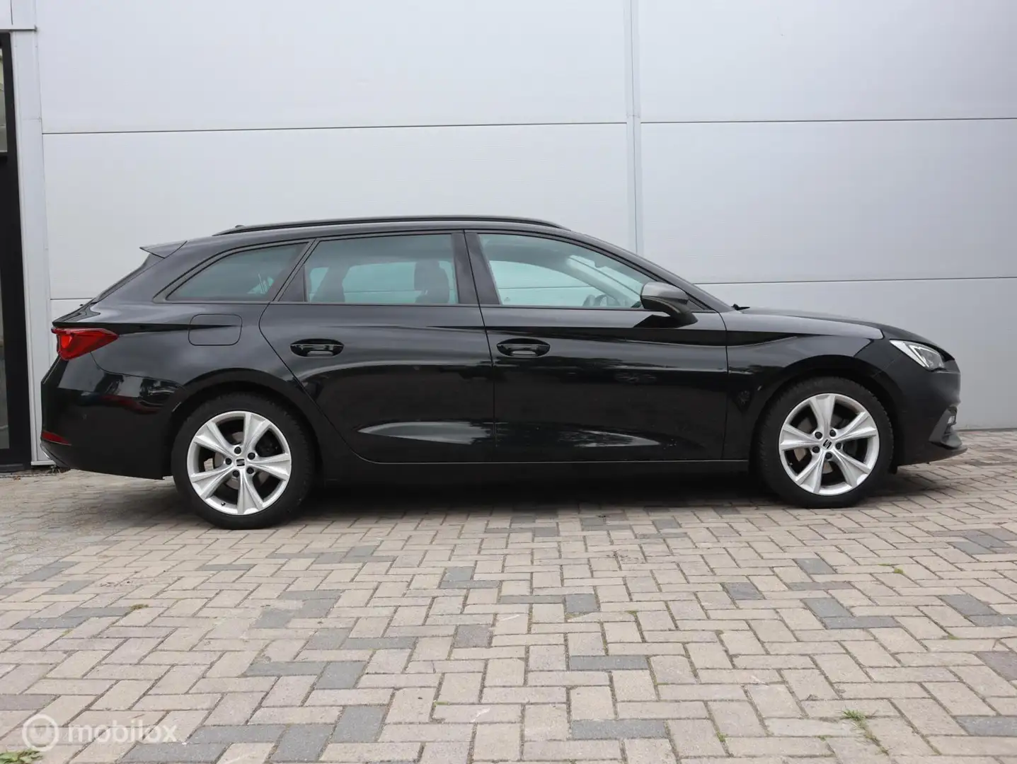 SEAT Leon Sportstourer 1.5 TSI FR LED Camera CarPlay PDC Sto Zwart - 2