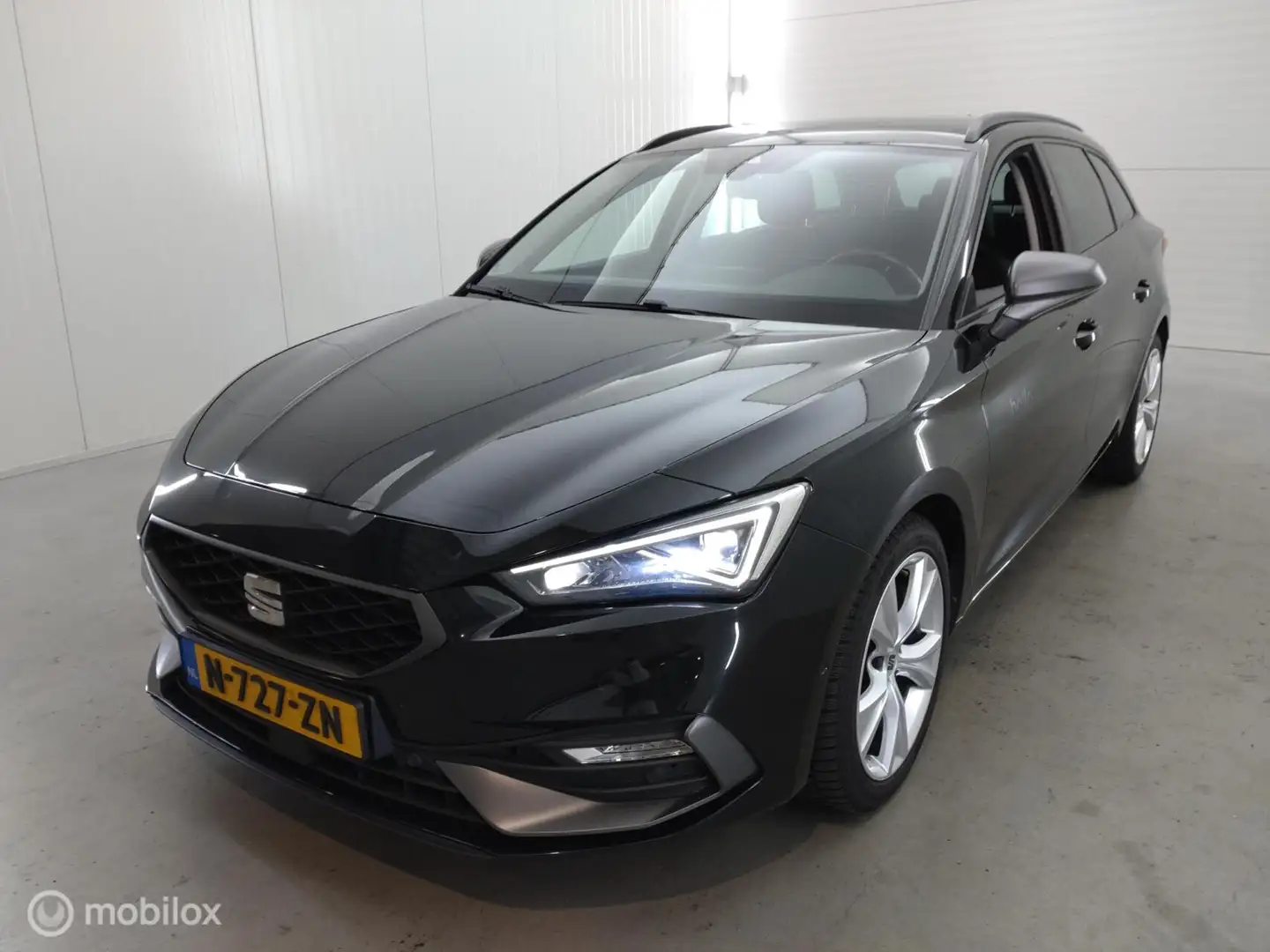 SEAT Leon Sportstourer 1.5 TSI FR LED Camera CarPlay PDC Sto Zwart - 2
