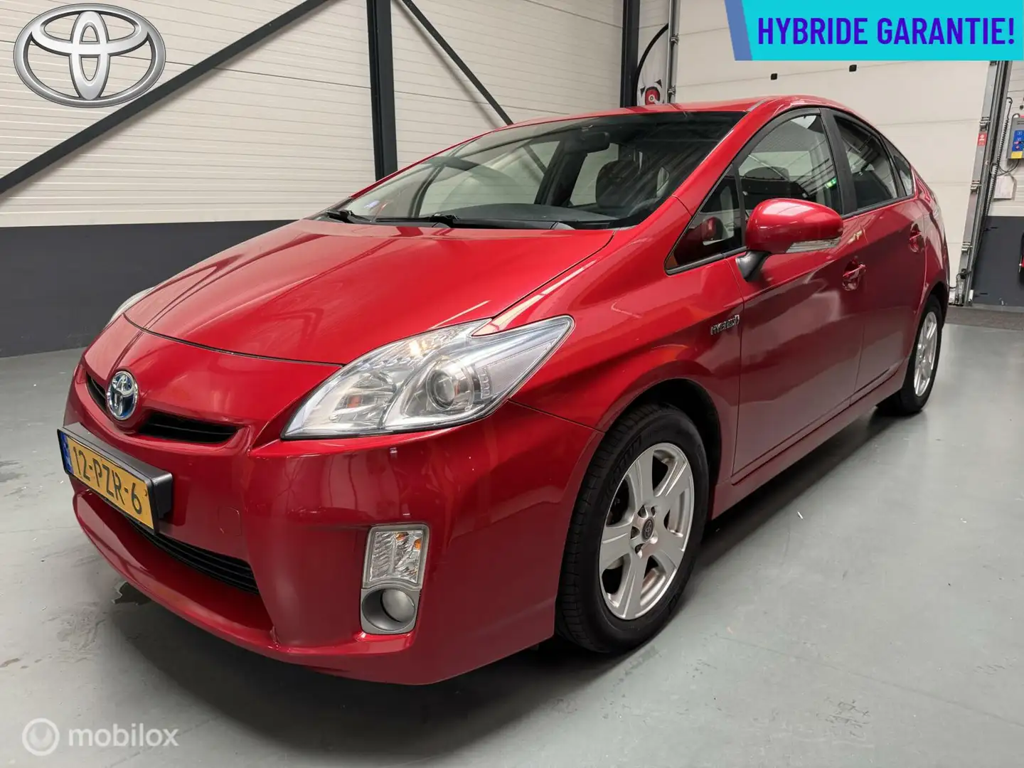 Toyota Prius 1.8 Business Navi|Dealer onderhouden! Rood - 1