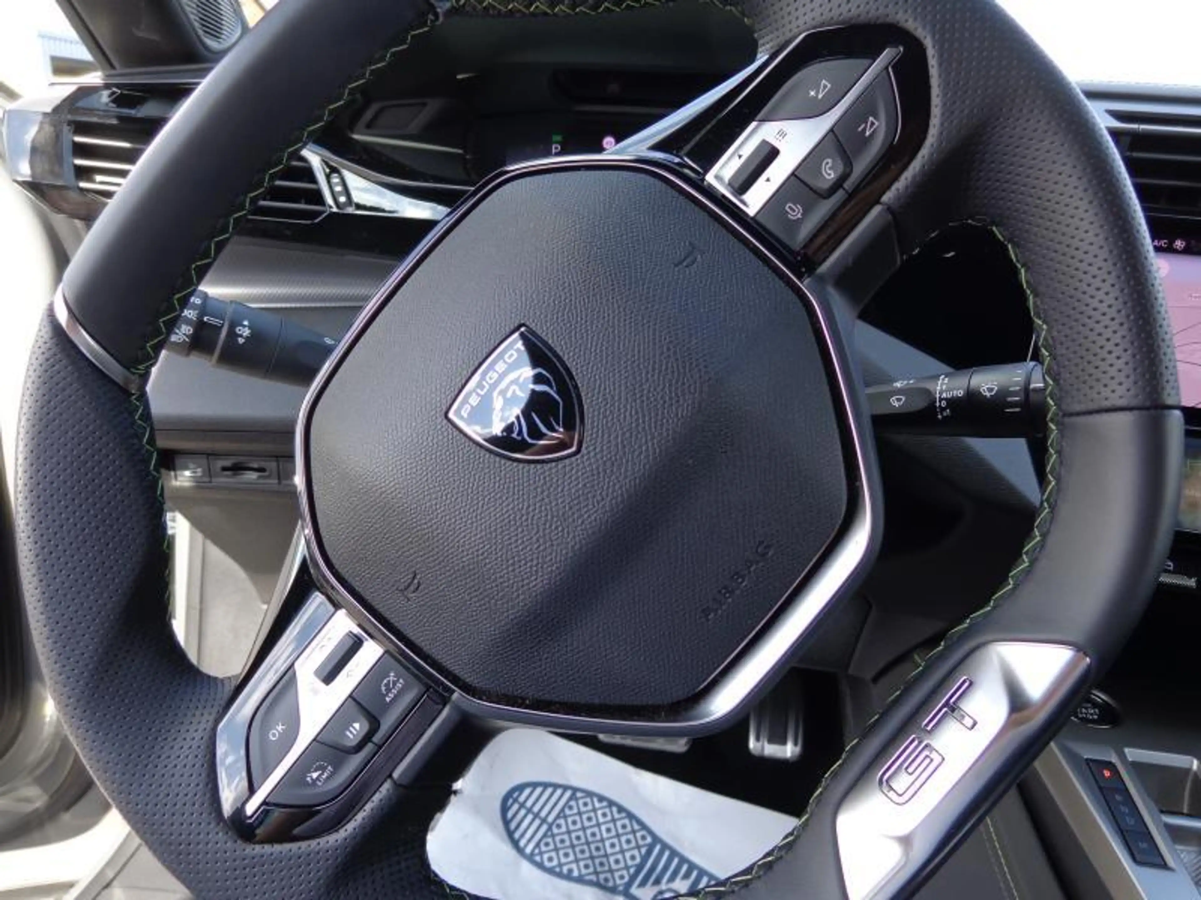 Peugeot 408 MHEV GT e-DCS6 - 360° - Coffre motorisé — photo 4