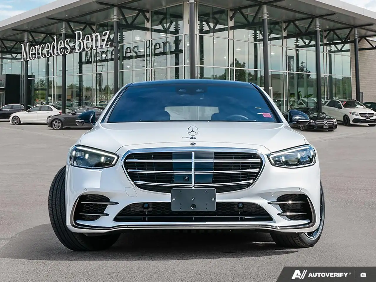 Mercedes-Benz S-Class снимка Mercedes-Benz S-Class