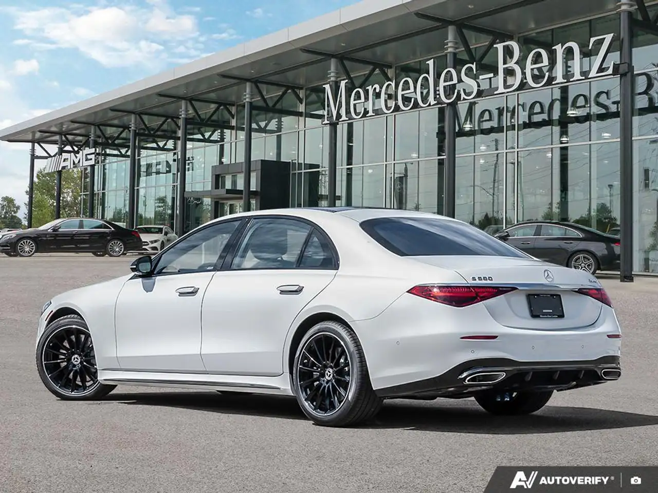 Mercedes-Benz S-Class снимка Mercedes-Benz S-Class