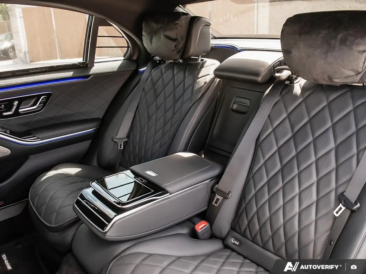 Mercedes-Benz S-Class снимка Mercedes-Benz S-Class