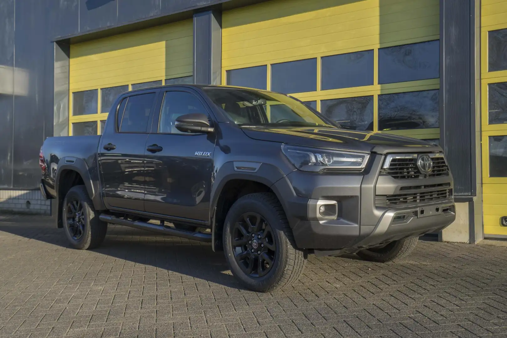 Toyota Hilux 2.8 D-4D Double Cab Hybrid Invincible - 2