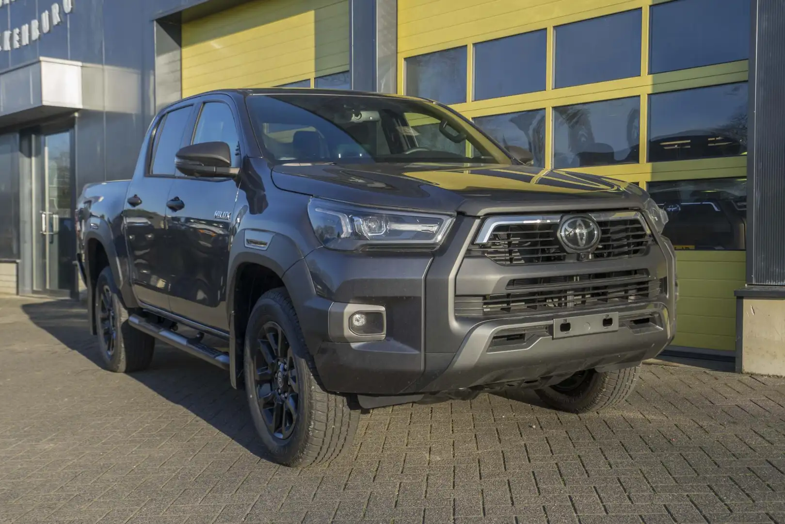 Toyota Hilux 2.8 D-4D Double Cab Hybrid Invincible - 1