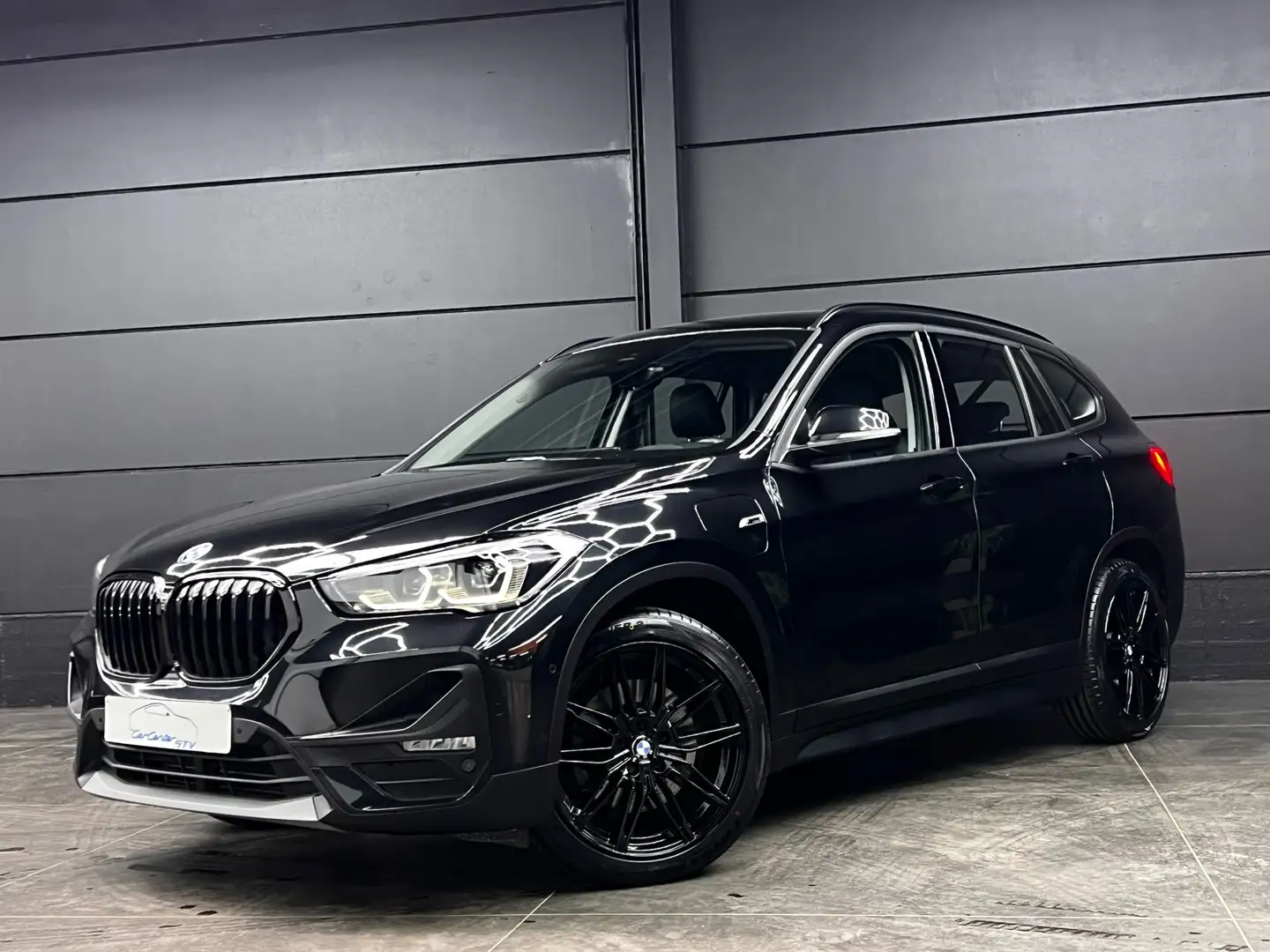 BMW X1 xDrive25e Hybrid / Leder / head up / LED Lights Noir - 1
