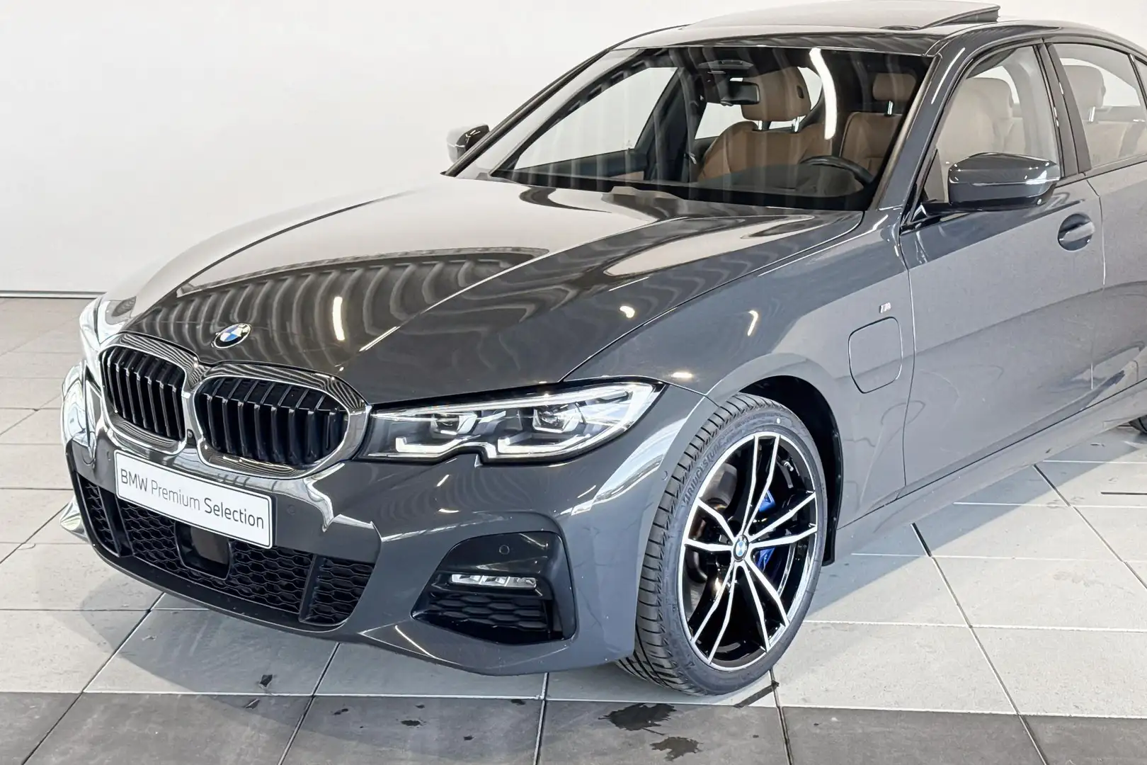BMW 330 3 Serie Sedan 330e eDrive Edition High Executive M Grijs - 2