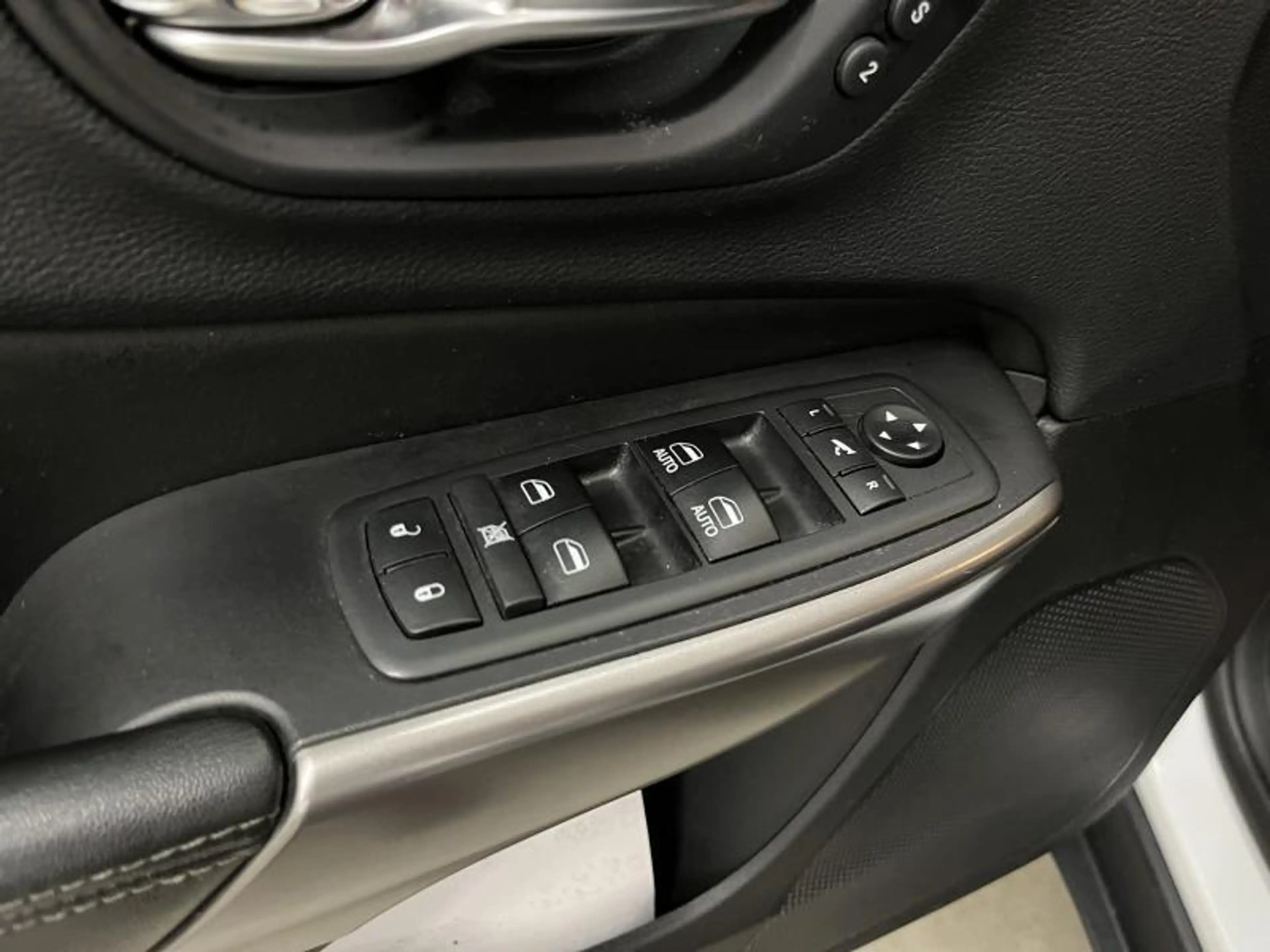 Jeep Cherokee 2.2D 195CV Blanc Navi/Carplay/Clim/Cam — photo 12