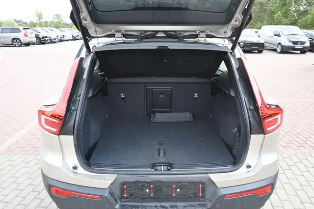 Volvo XC40 view 8