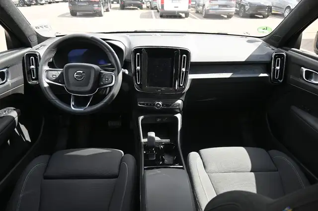 Volvo XC40 view 12
