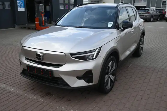 Volvo XC40 view 2