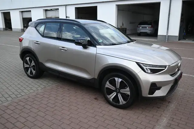Volvo XC40 view 4