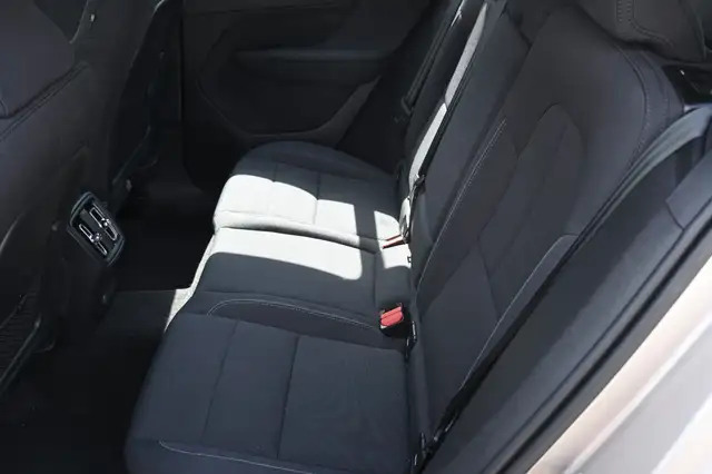 Volvo XC40 view 11