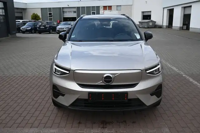 Volvo XC40 view 3