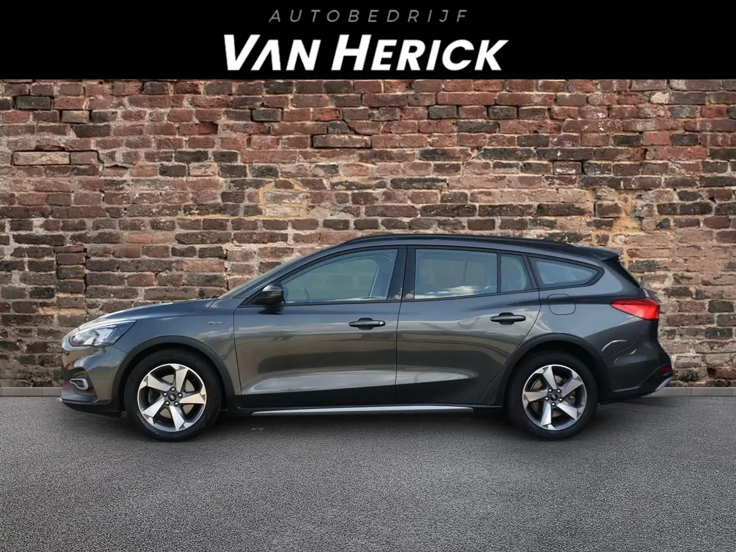 Ford Focus Wagon 1.0 EcoBoost Active Automaat | Winterpakket Grijs - 2