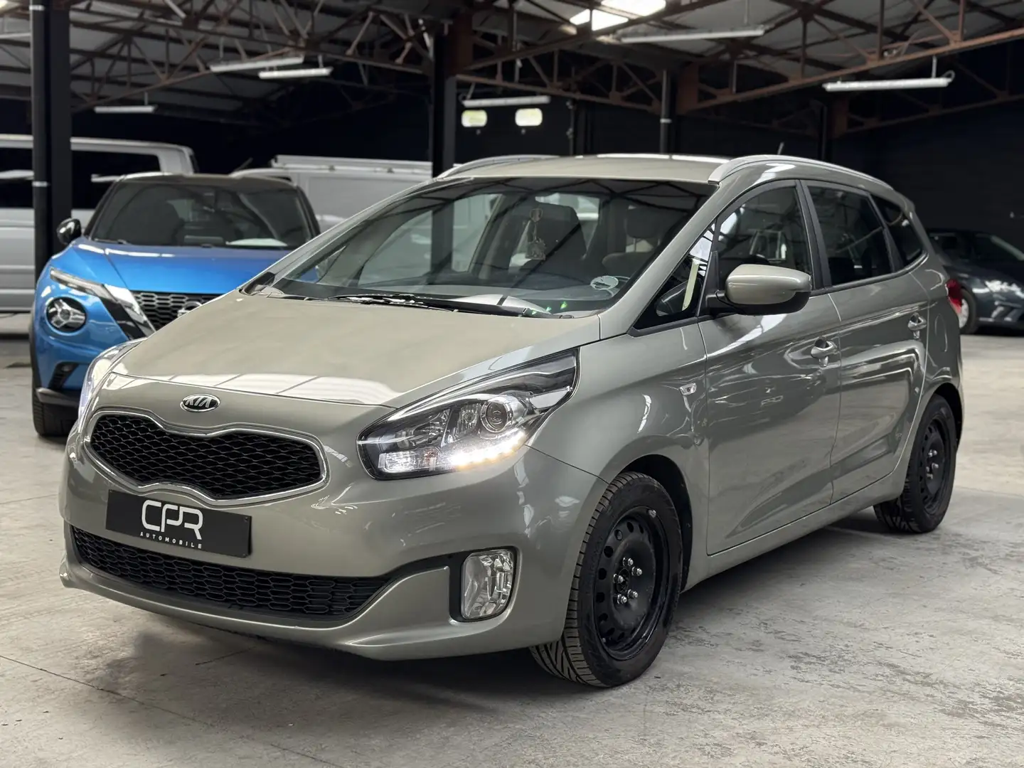 Kia Carens 1.7 CRDi * 7 PLACES * CRUISE * CLIM * VOLANT MULTI Beige - 1