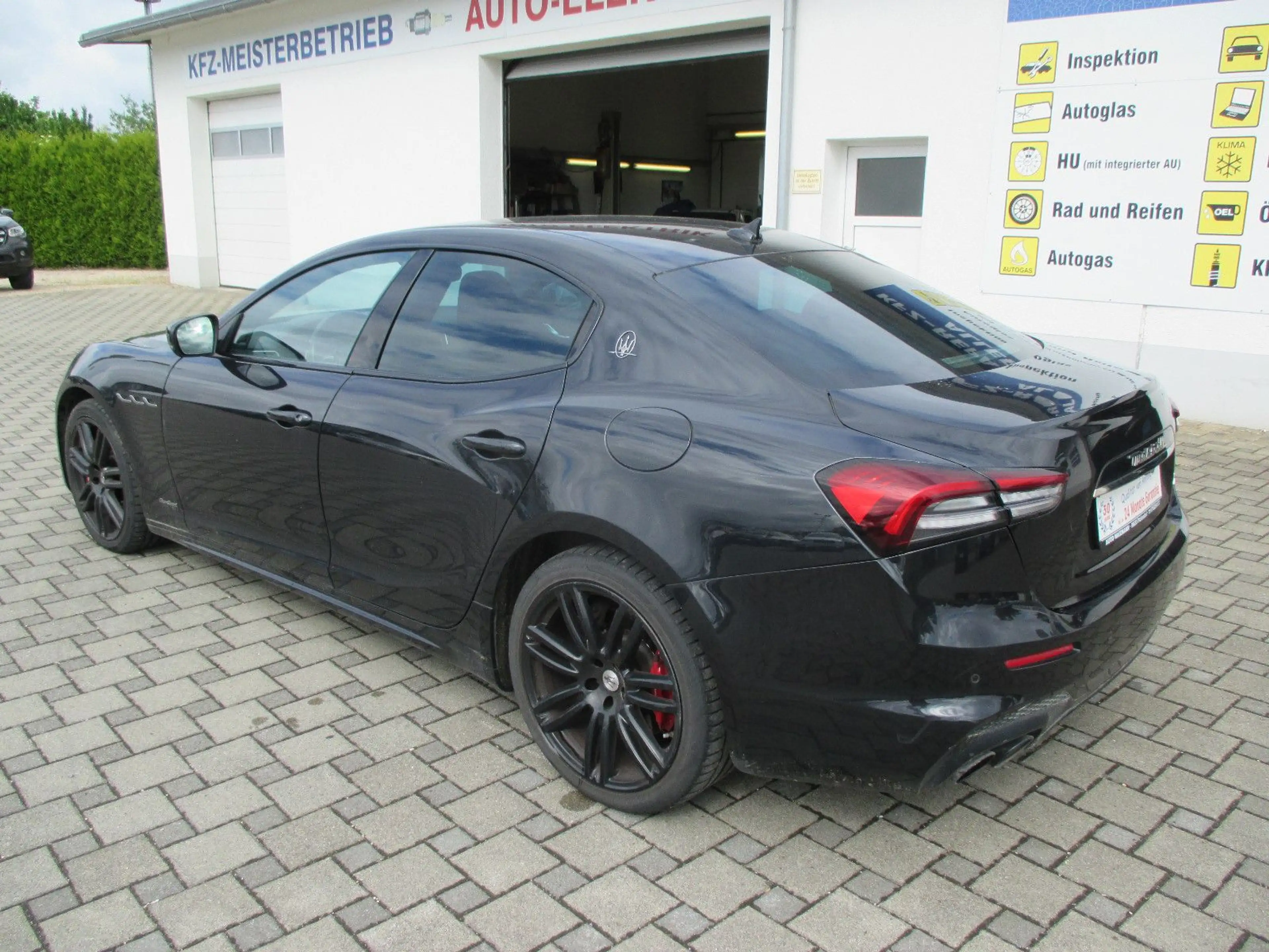 Maserati Ghibli 3.0 V6 GranSport — photo 6