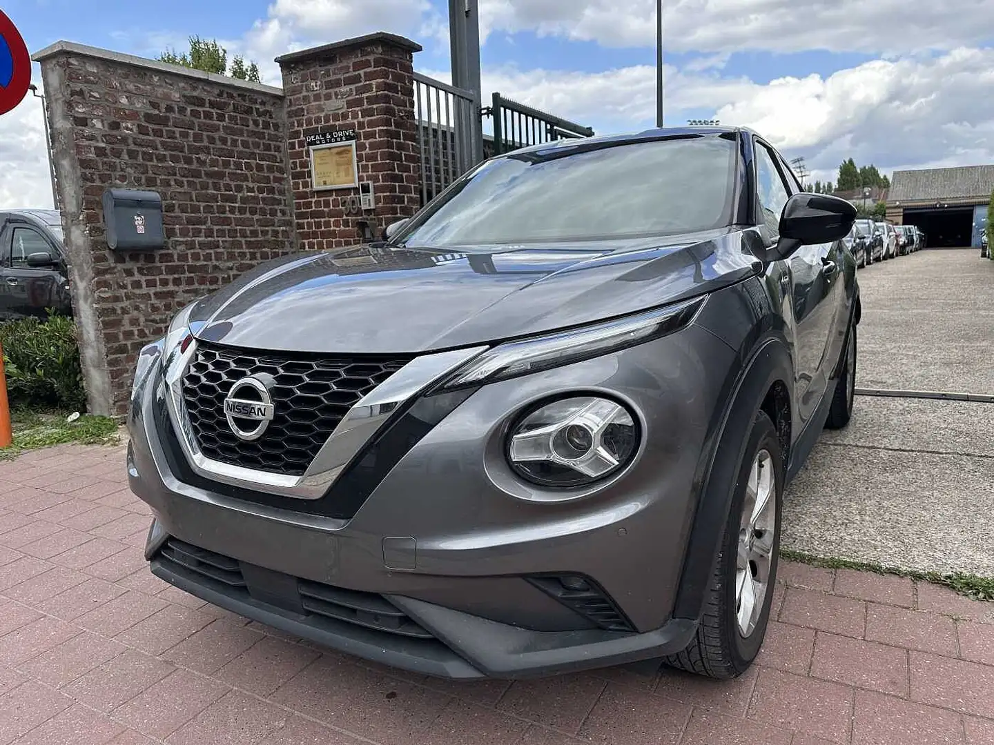 Nissan Juke 1.0 DIG-T 2WD MET 75DKM Grijs - 1