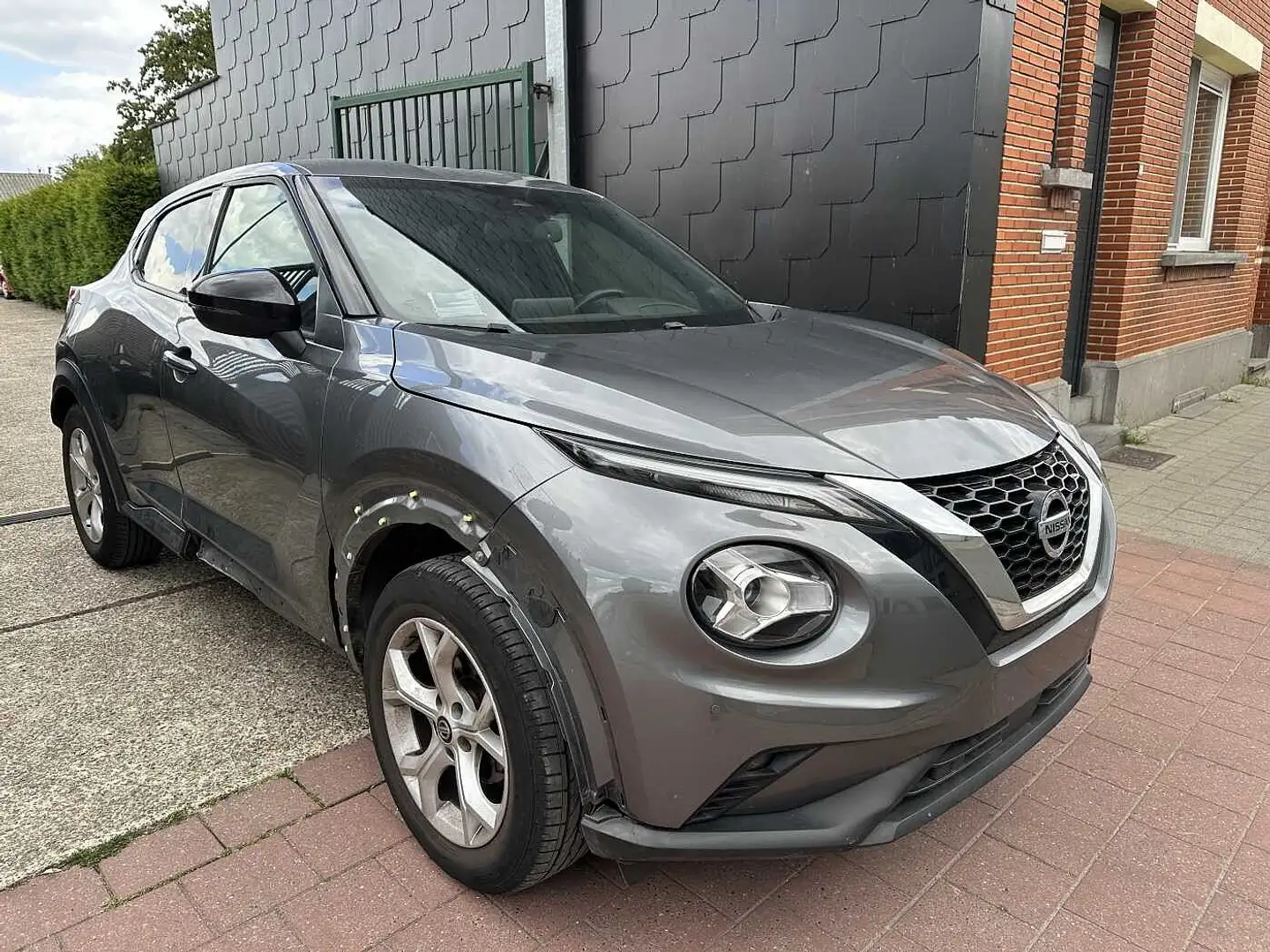 Nissan Juke 1.0 DIG-T 2WD MET 75DKM Grijs - 2