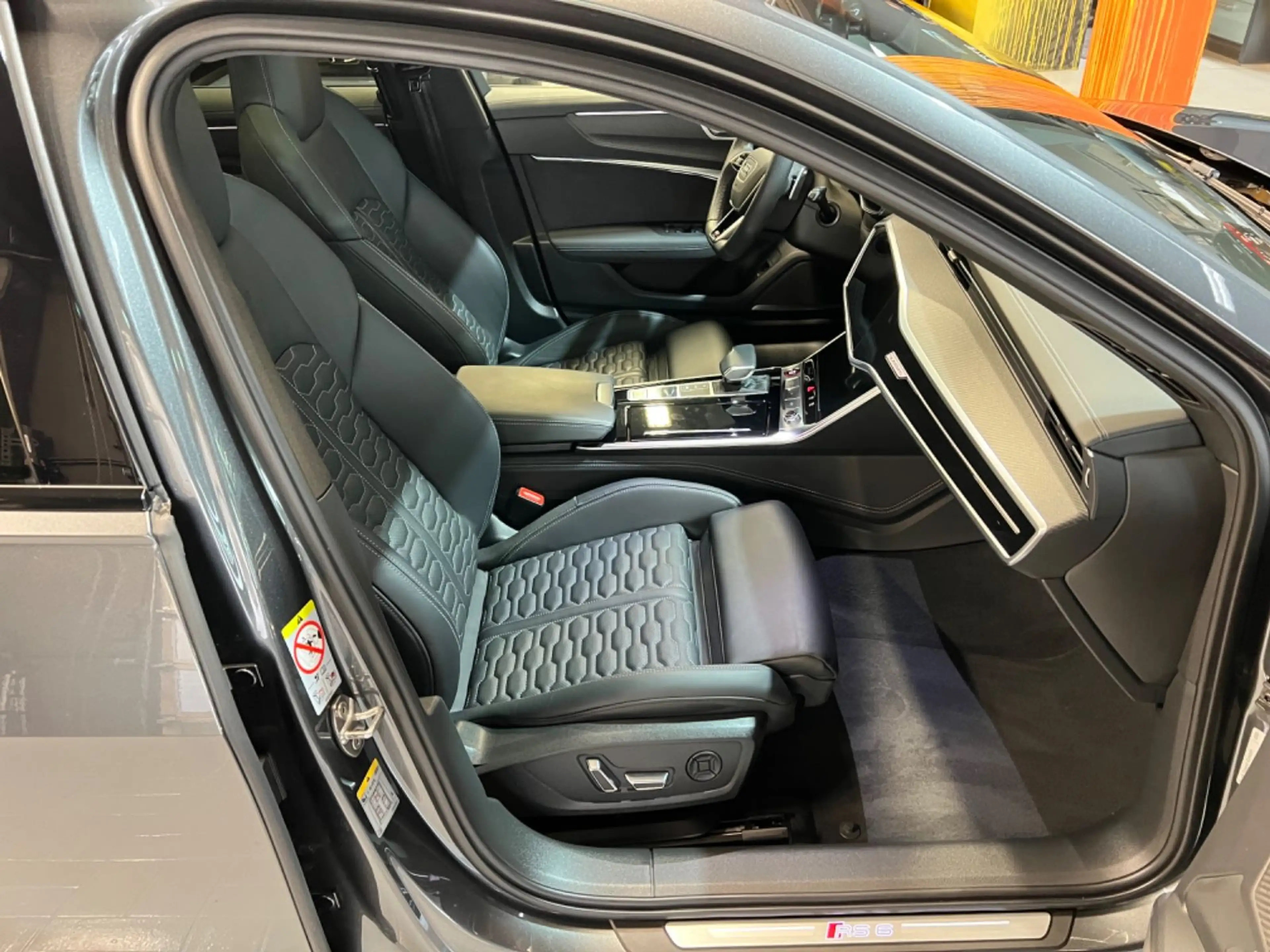 Audi RS6 Avant 4.0 TFSI quat ACC~HUD~360~B&O~PANORAMA — photo 12