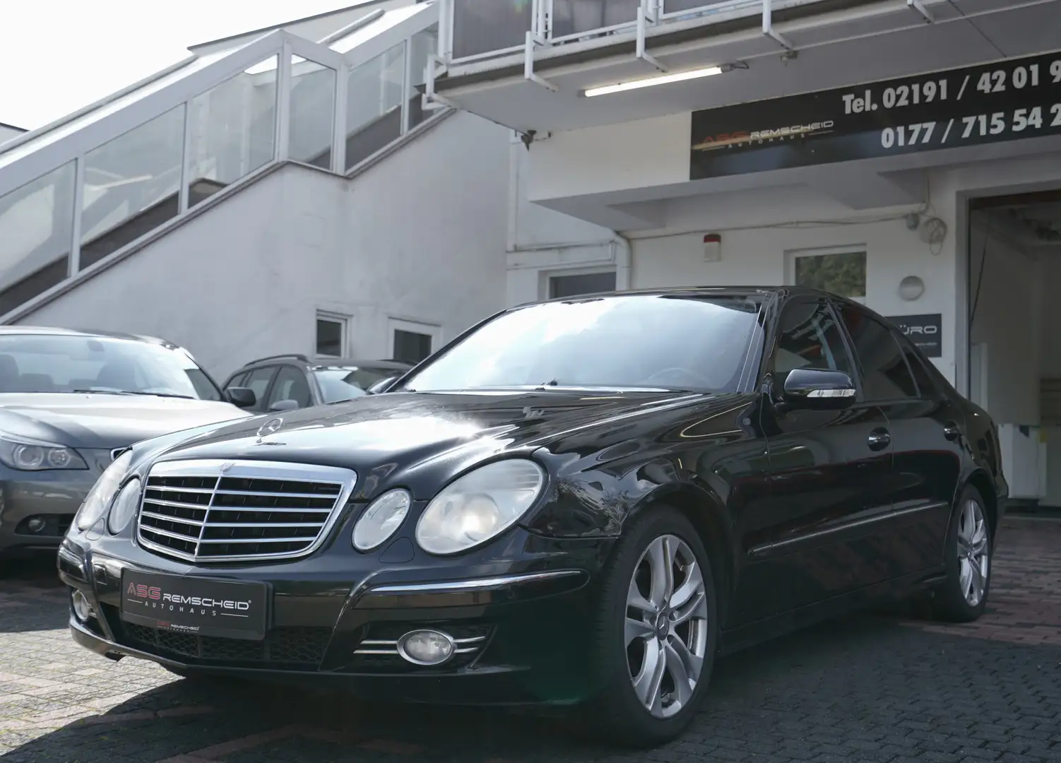 Mercedes-Benz E 200 Limousine *COMAND *Sitzheizung *Navi *PDC Schwarz - 1