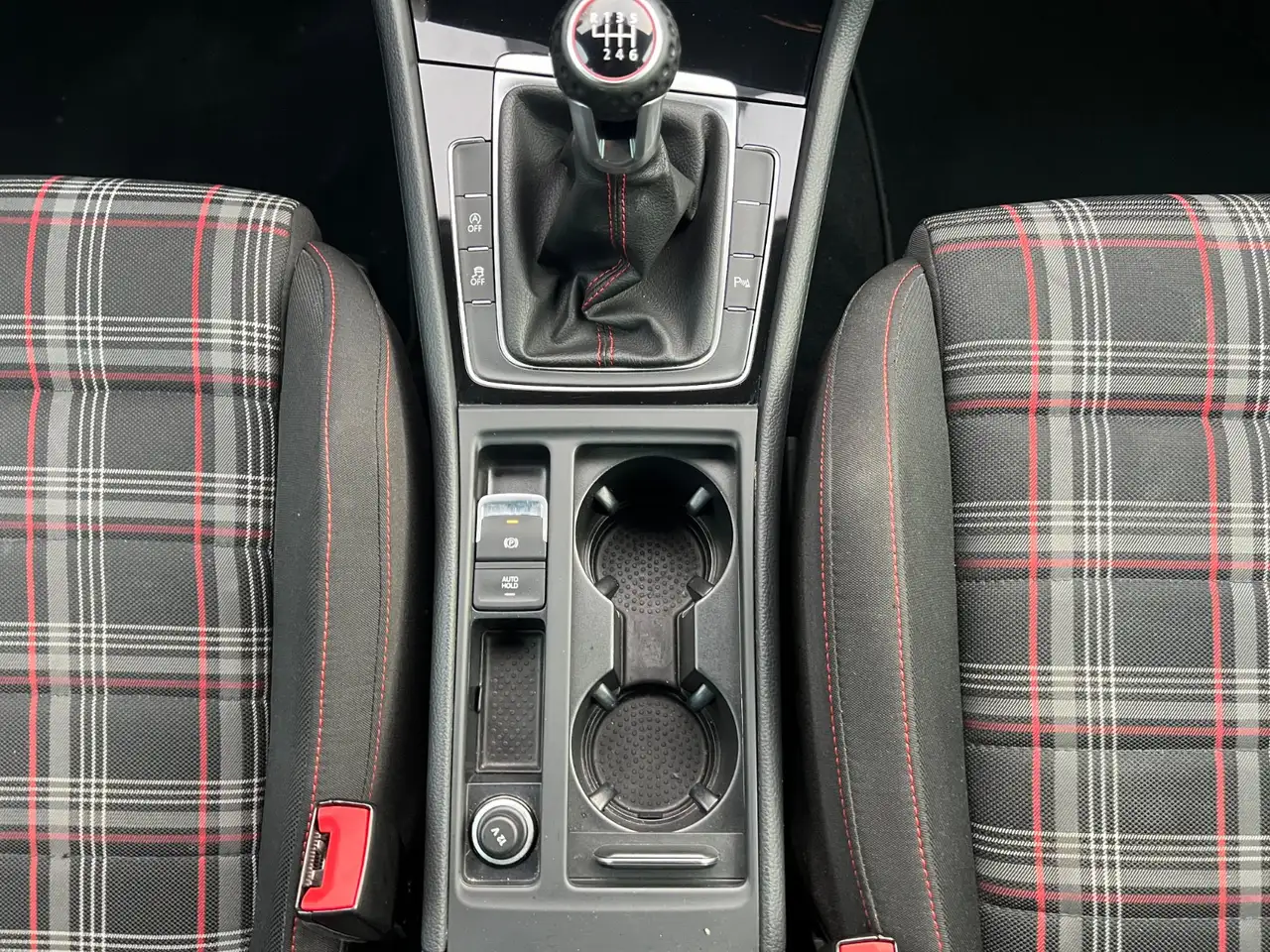 Volkswagen Golf GTI — photo 27