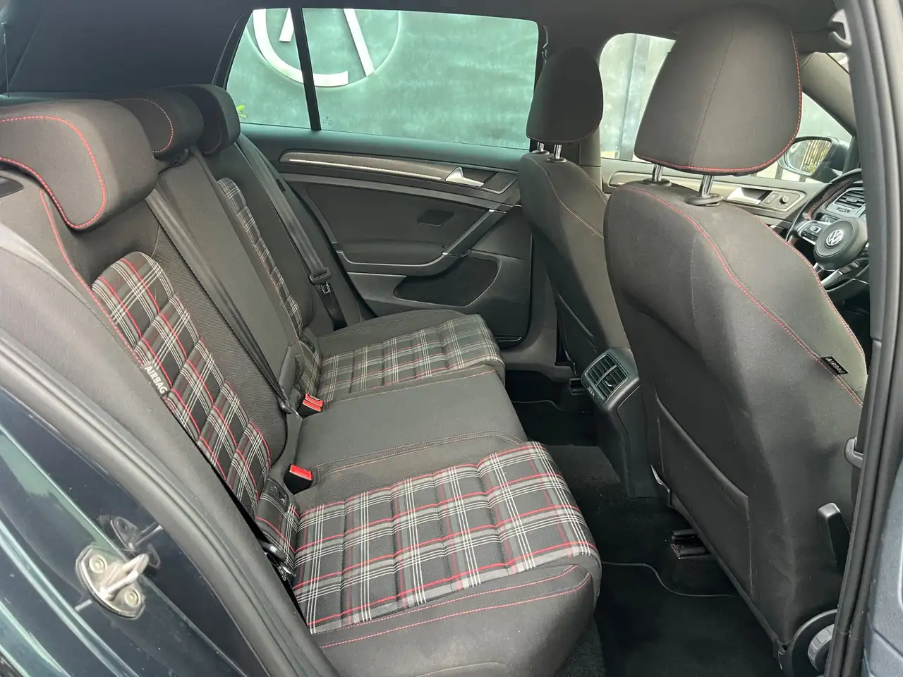 Volkswagen Golf GTI — photo 13