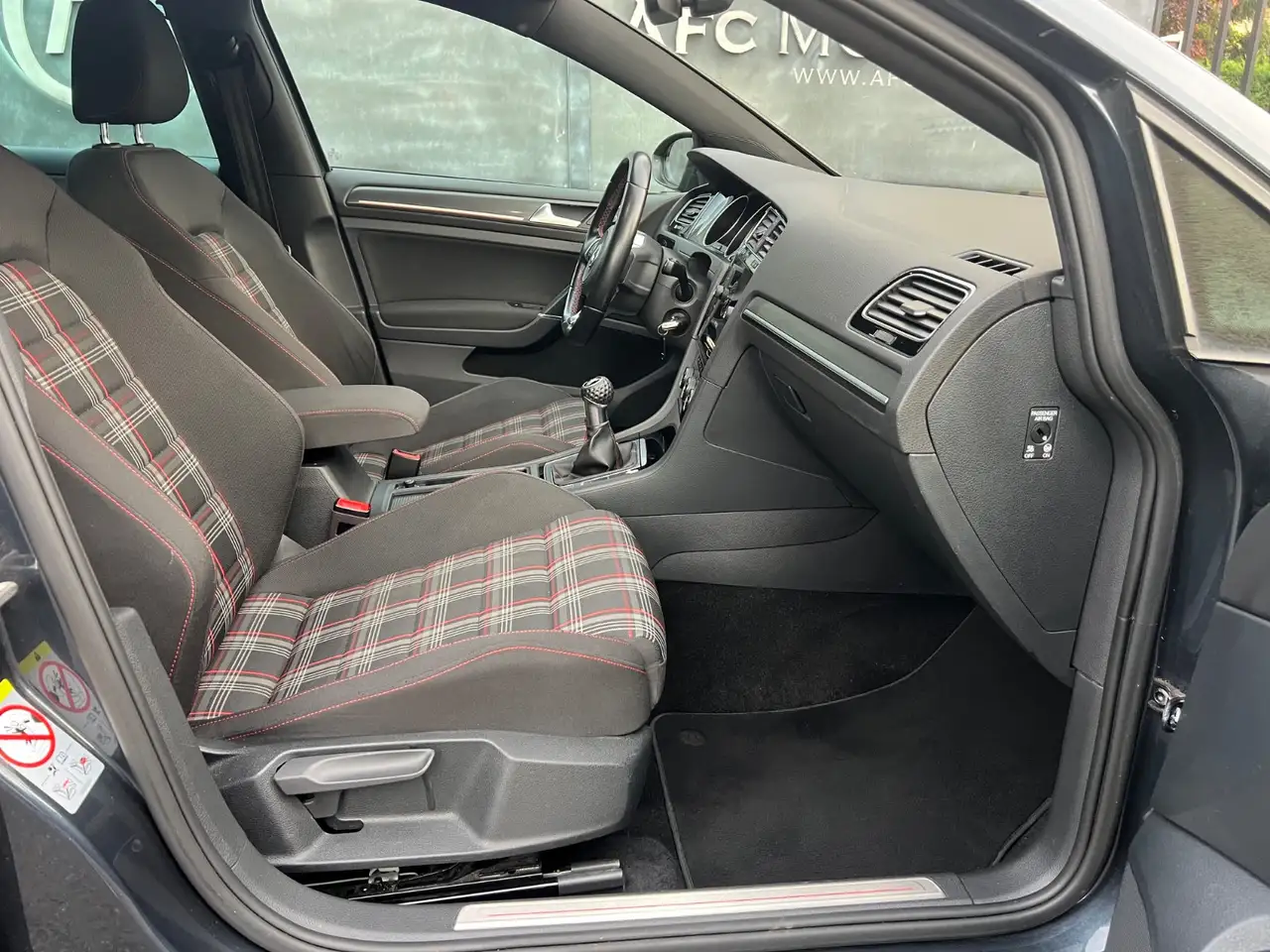 Volkswagen Golf GTI — photo 11