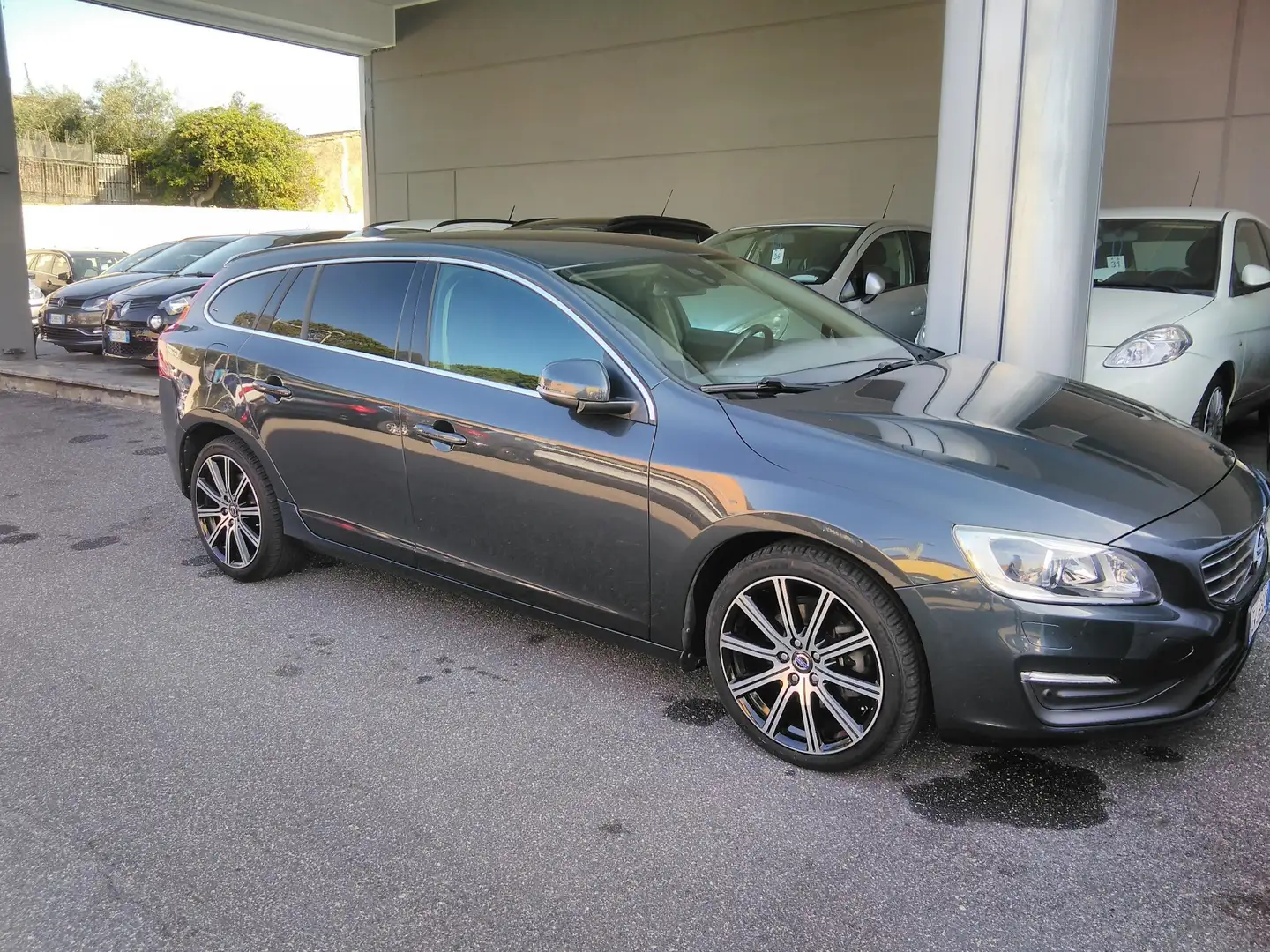 Volvo V60 2.0 d4 R-design Kinetic 181cv geartronic - 1