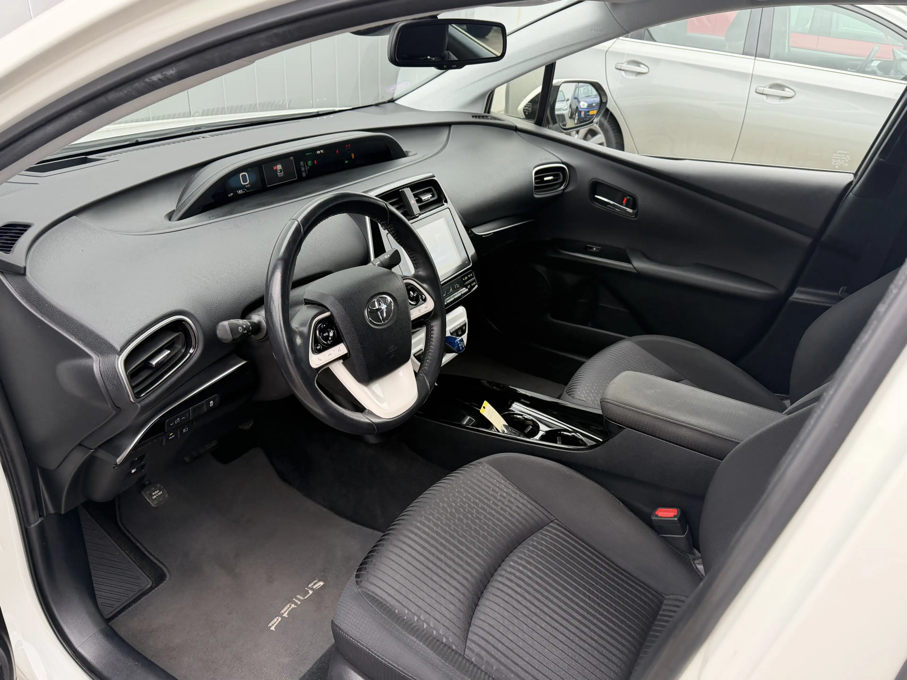 Toyota Prius 1.8 Plug-in Dynamic keyless Cruise Navi — photo 9