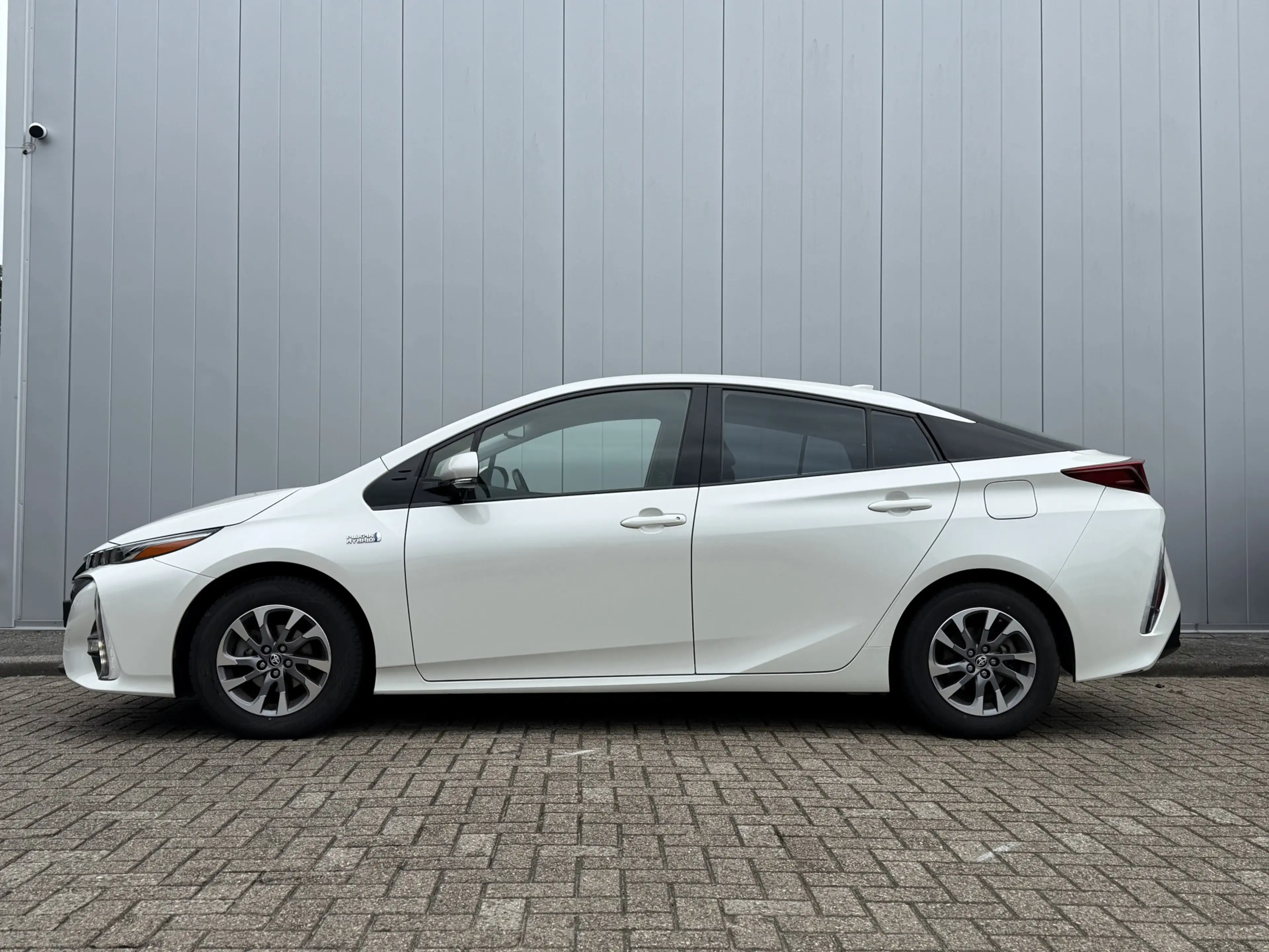 Toyota Prius 1.8 Plug-in Dynamic keyless Cruise Navi — photo 2