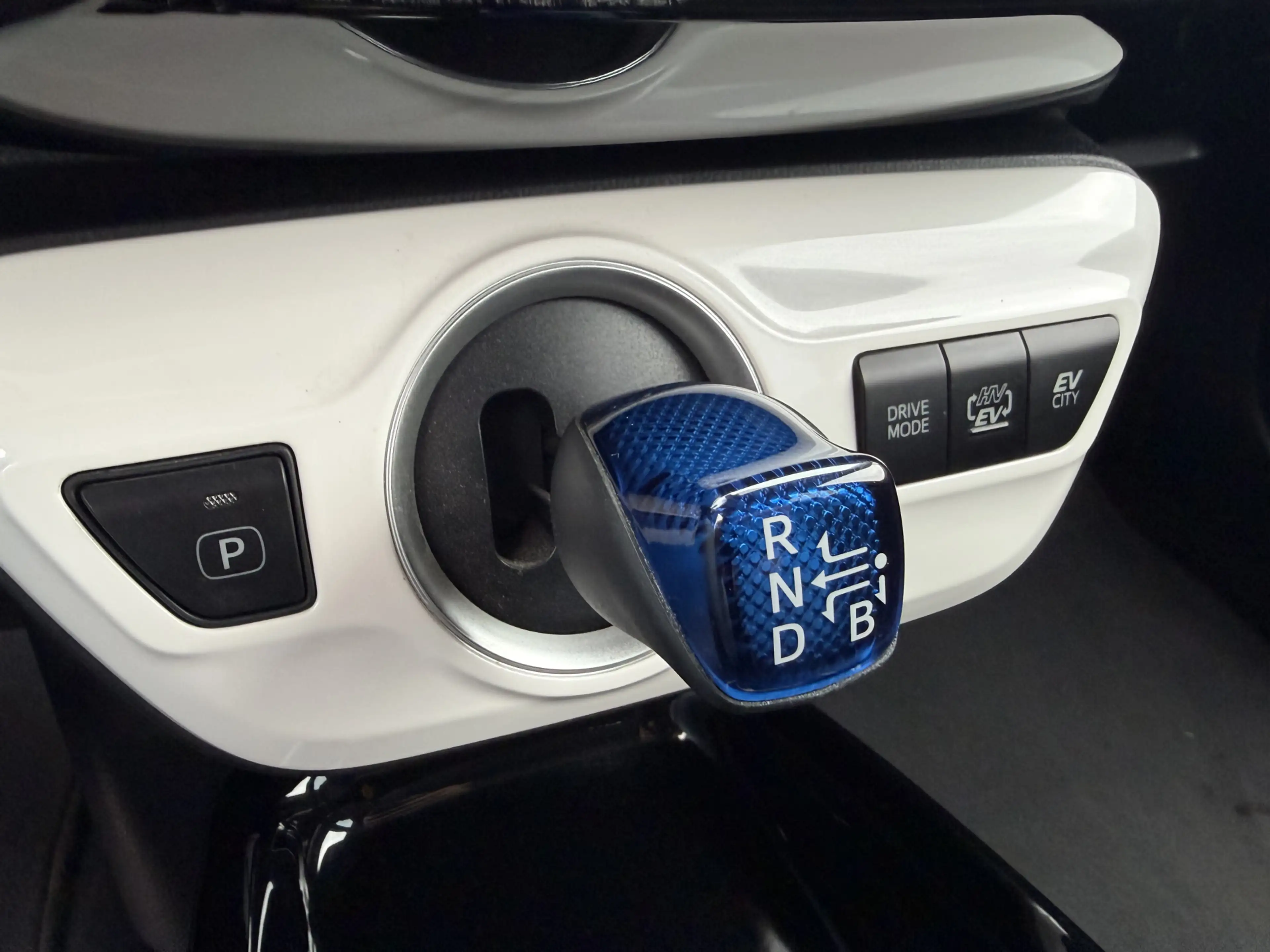 Toyota Prius 1.8 Plug-in Dynamic keyless Cruise Navi — photo 11