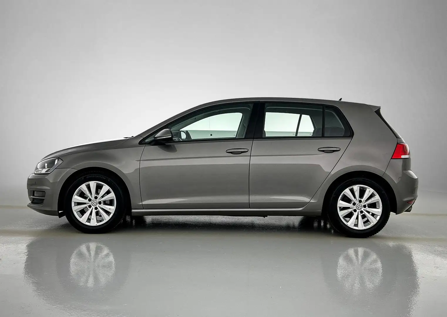 Volkswagen Golf 1.0 TSI Business Edition Connected | ACHTERUITRIJC Grijs - 2