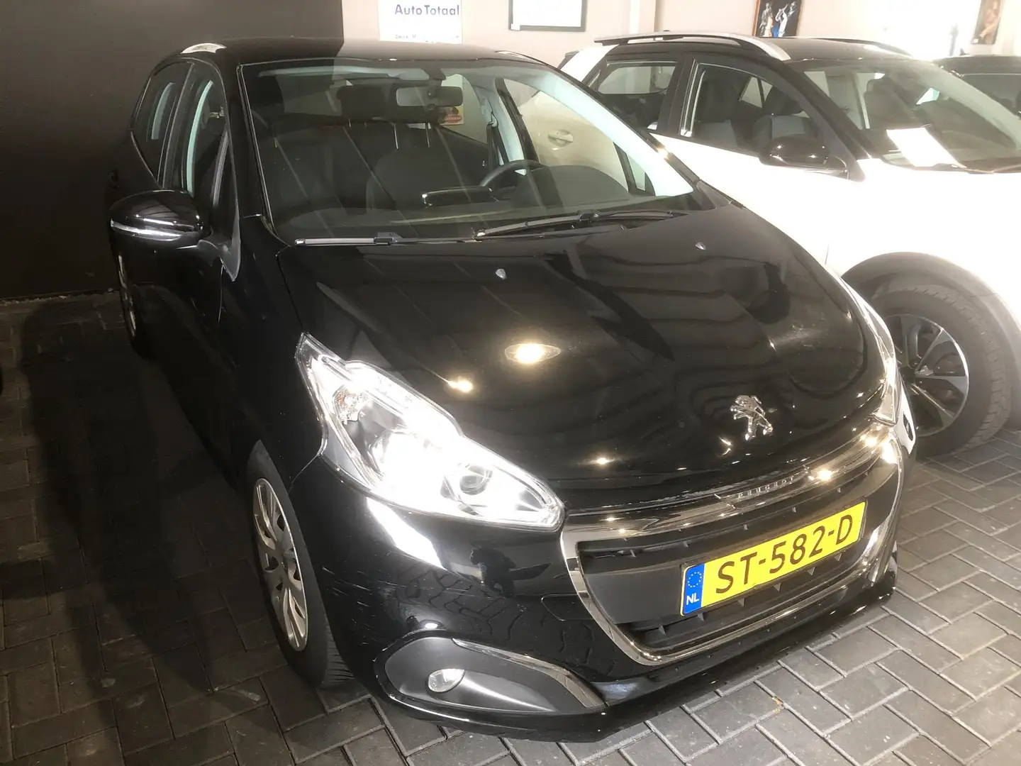 Peugeot 208 1.2 PureTech Blue Lion crna - 2