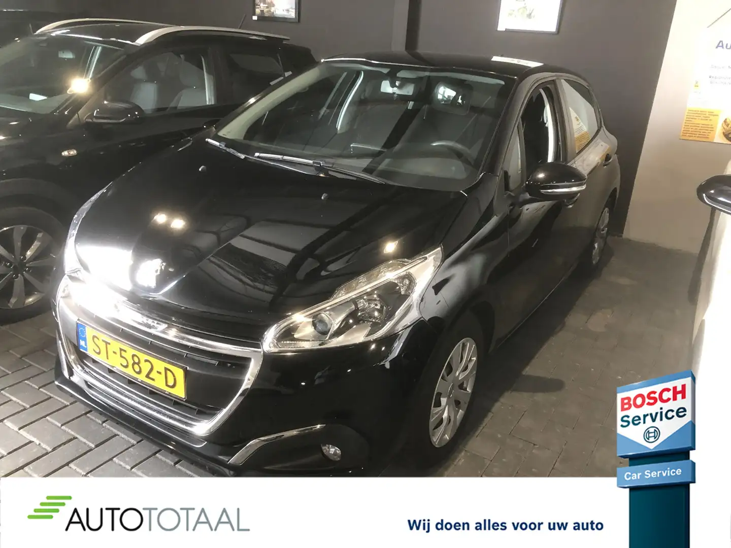 Peugeot 208 1.2 PureTech Blue Lion crna - 1
