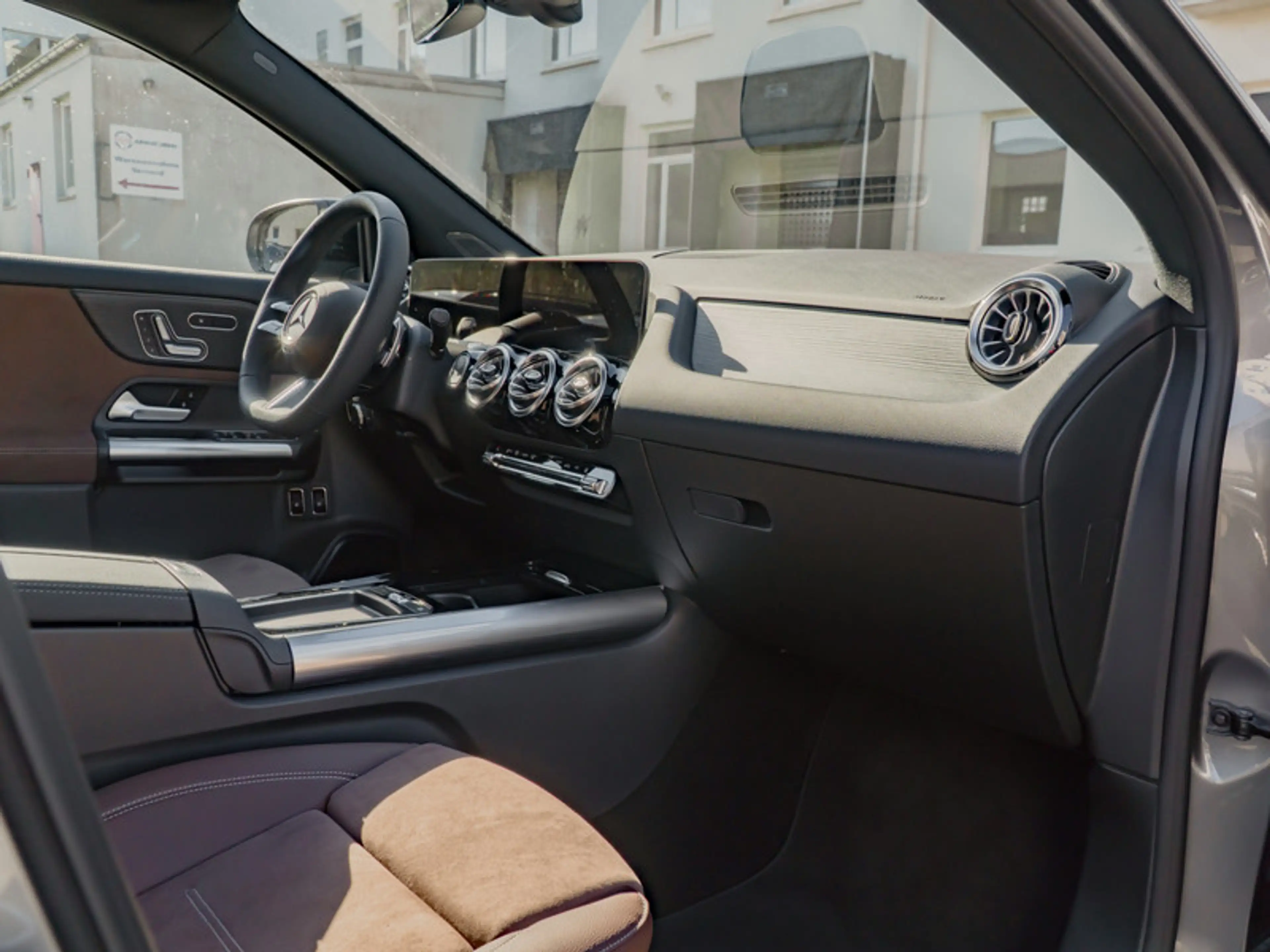 Mercedes-Benz GLA 250 e AMG-Sport/MLB/360/Pano/AHK/Night/Distr — photo 9