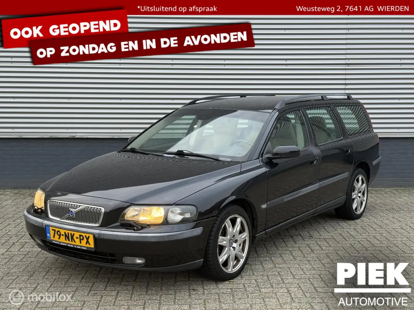 Volvo V70 2.4 Comfort Line Zwart - 1