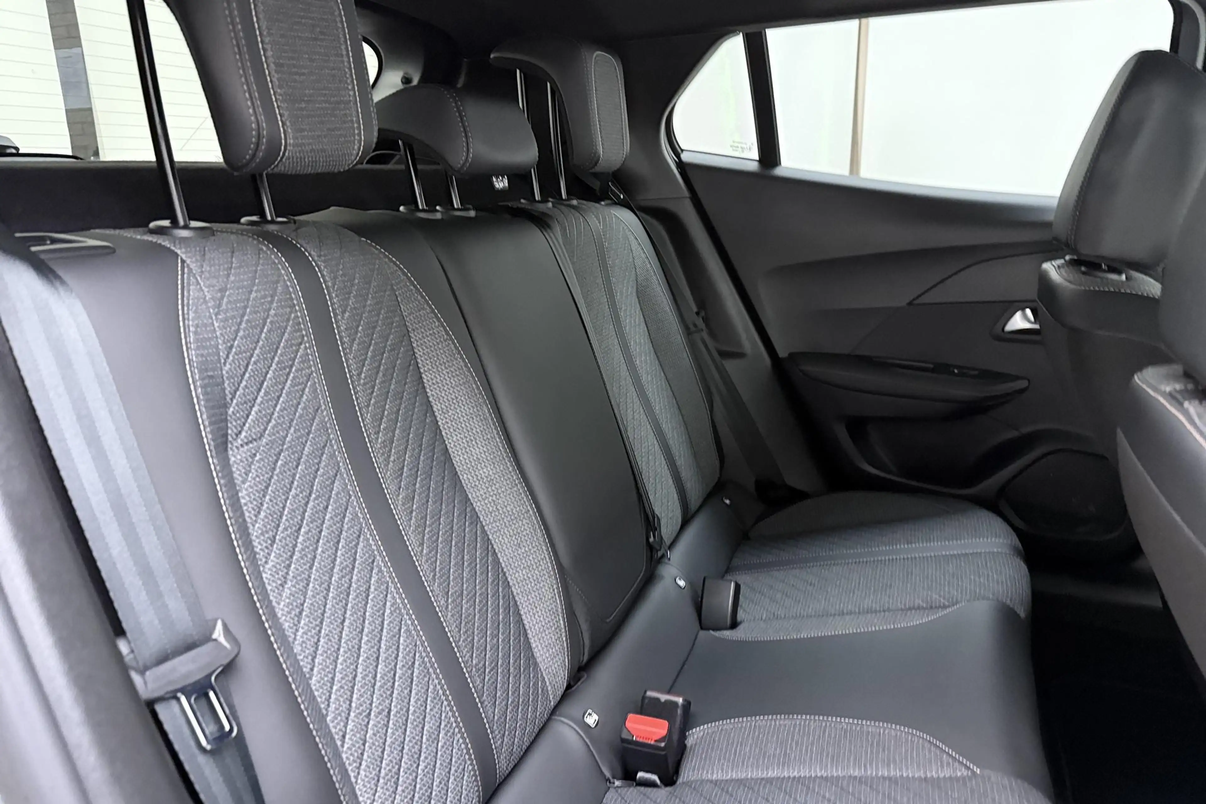 Peugeot 2008 1.2 PureTech 100pk Allure | Keyless entry | Naviga — photo 13