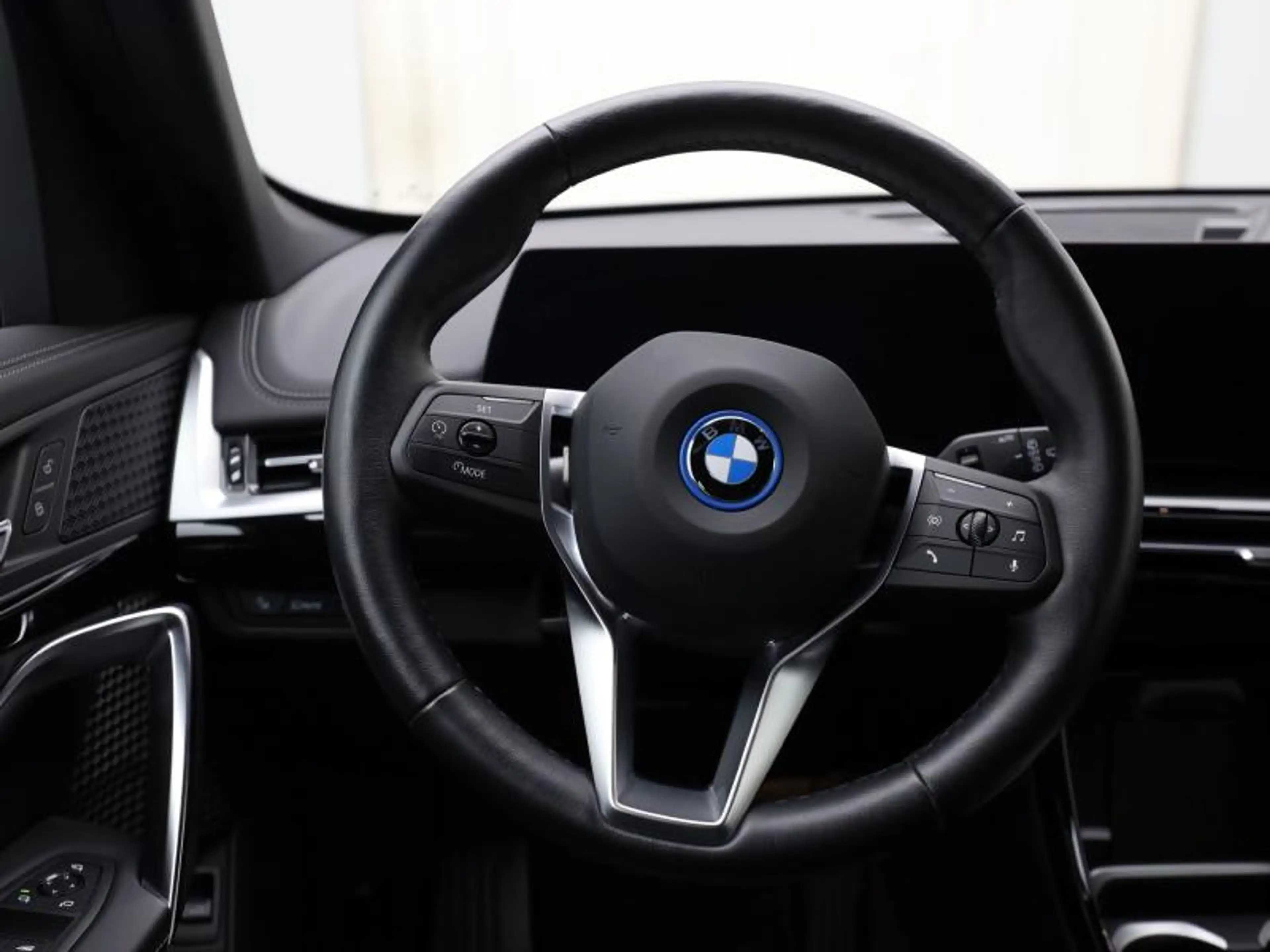 BMW iX1 & i xDrive30 — photo 9