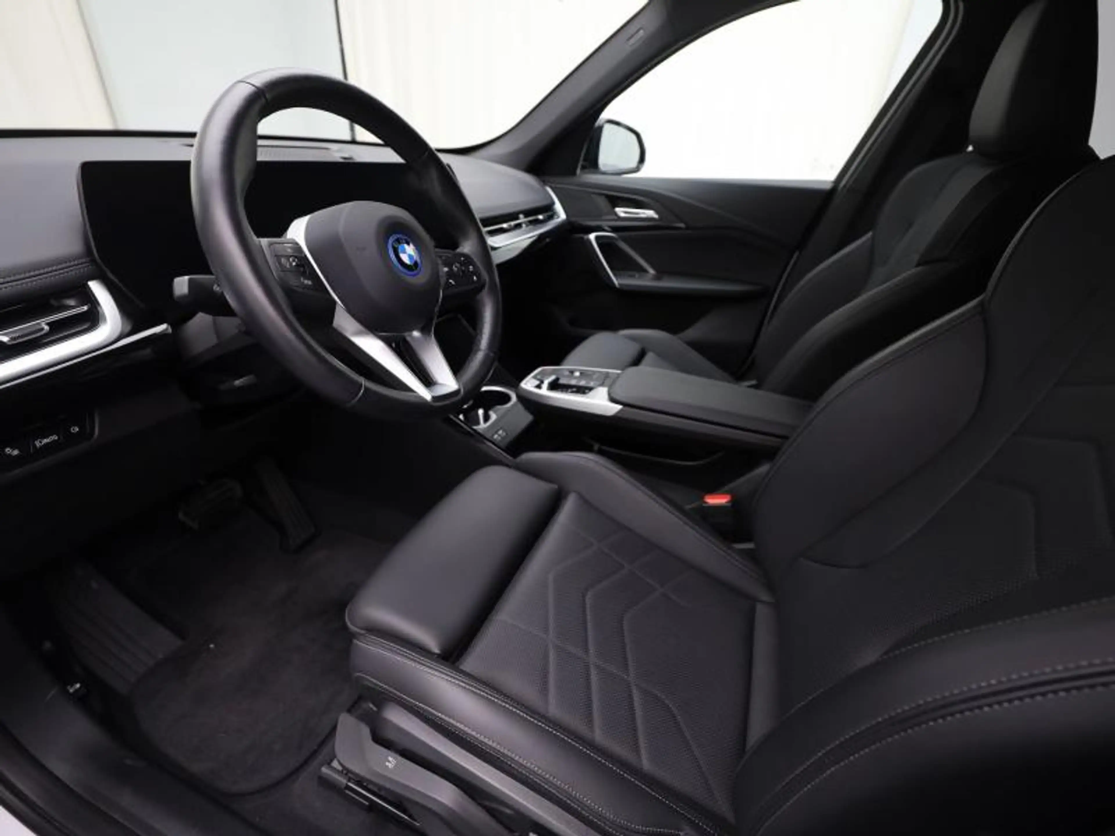 BMW iX1 & i xDrive30 — photo 6