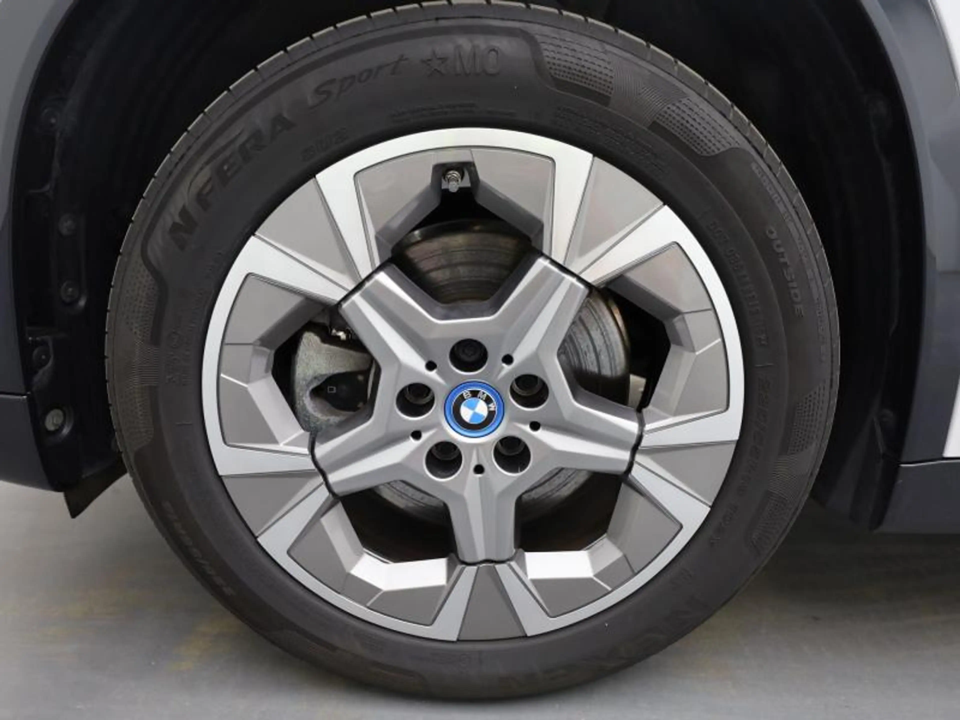 BMW iX1 & i xDrive30 — photo 8