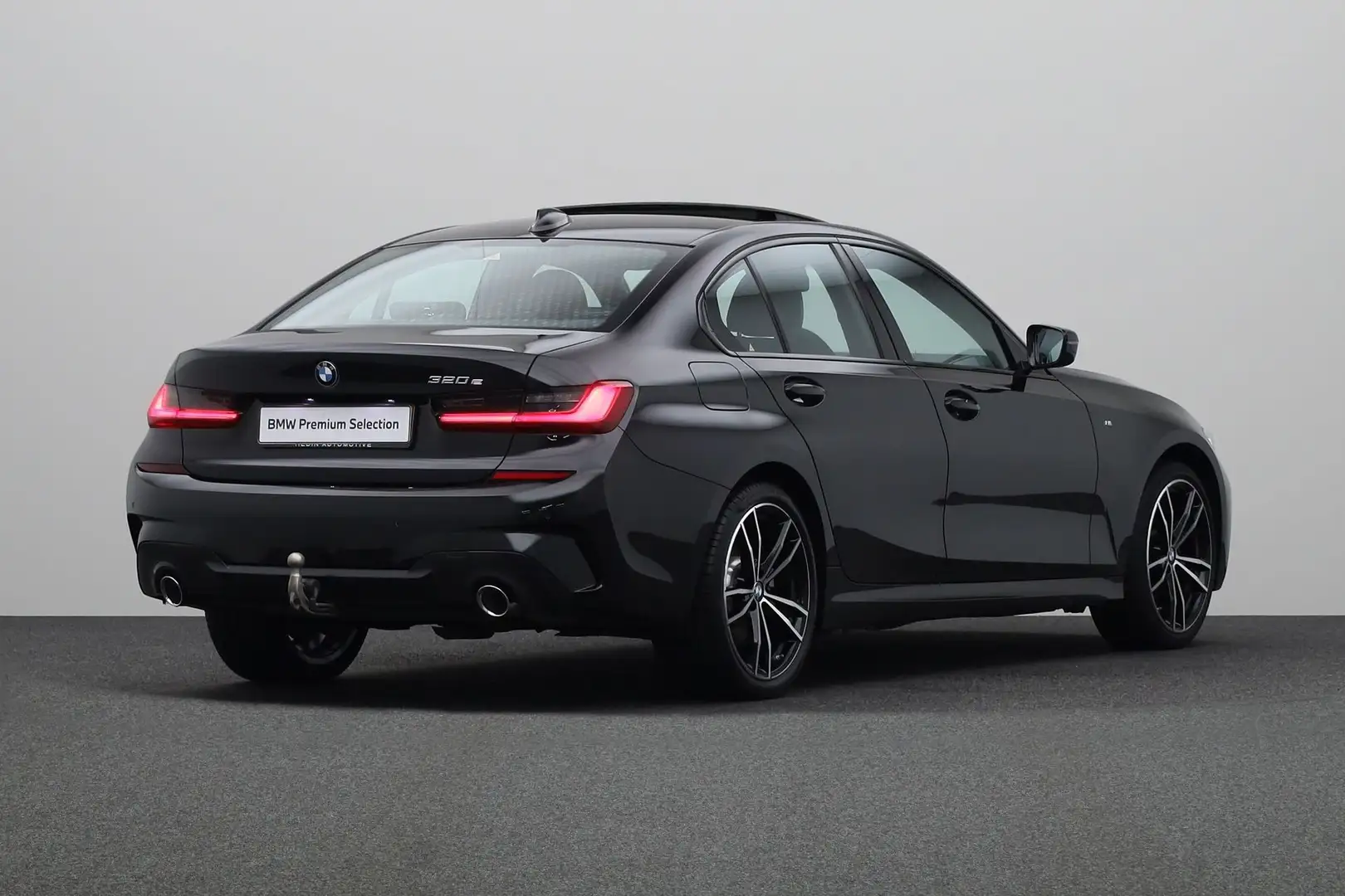 BMW 320 3-serie sedan 320e Business Edition Plus Zwart - 2
