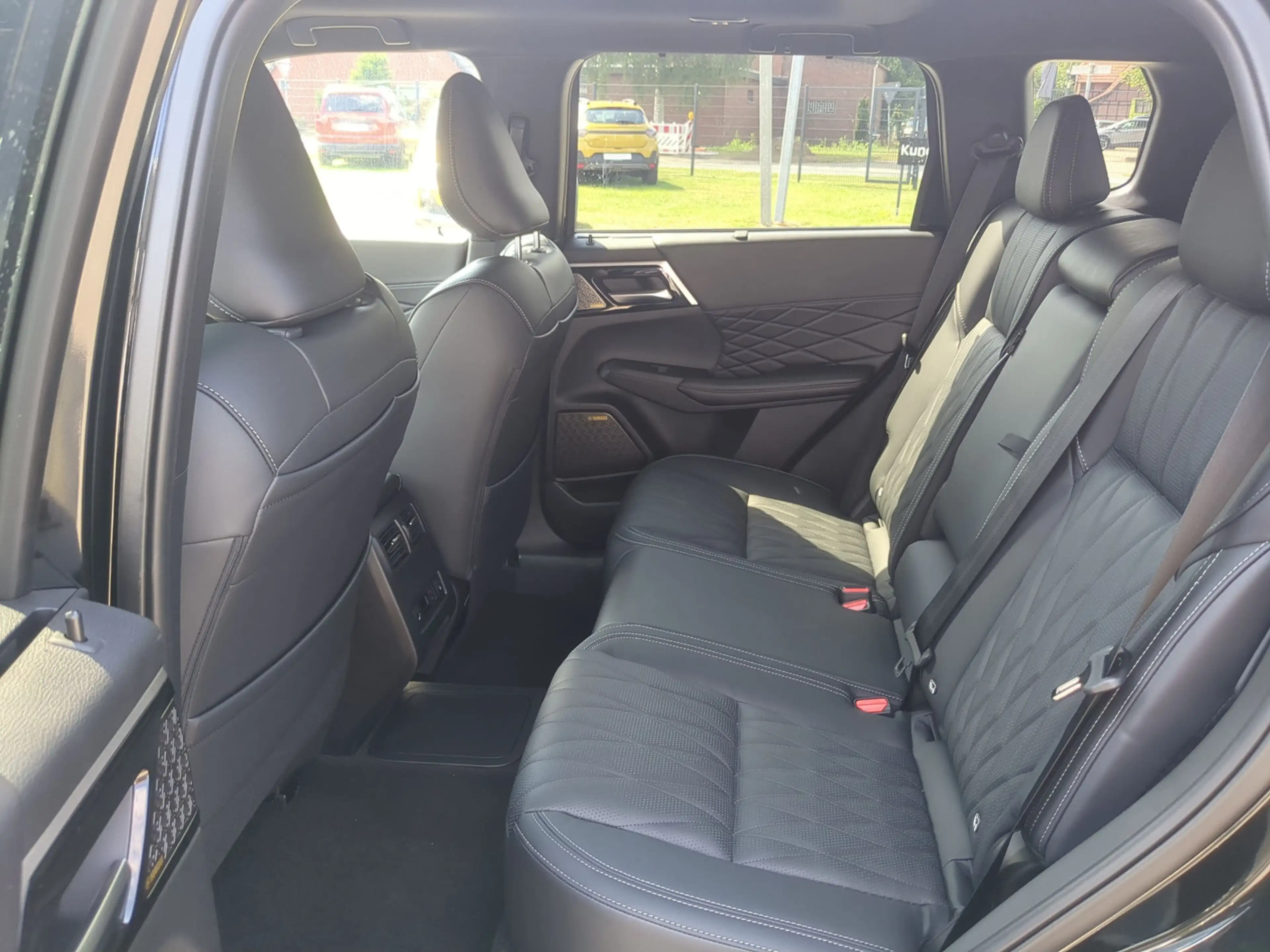 Mitsubishi Plug-in Hybrid Outlander 2.4 Sondermodell Black — photo 10