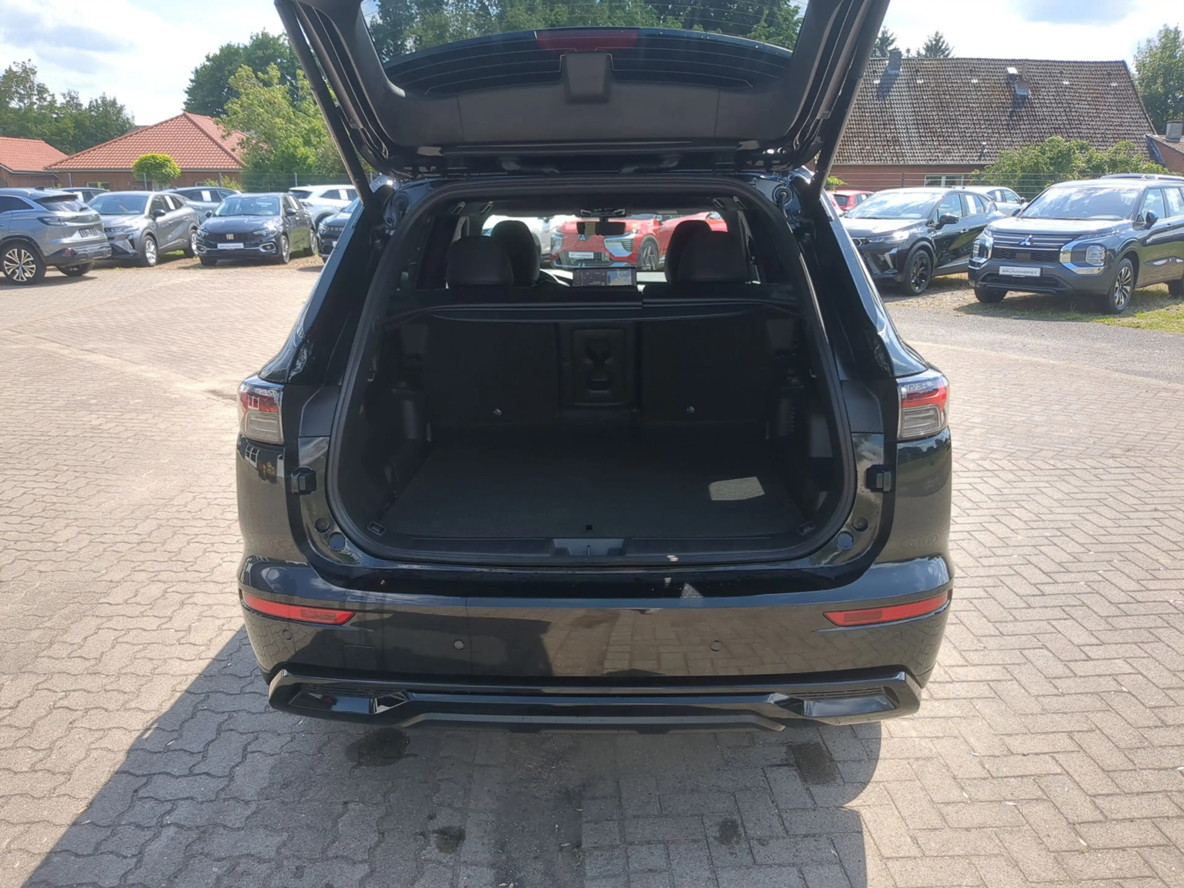 Mitsubishi Plug-in Hybrid Outlander 2.4 Sondermodell Black — photo 15