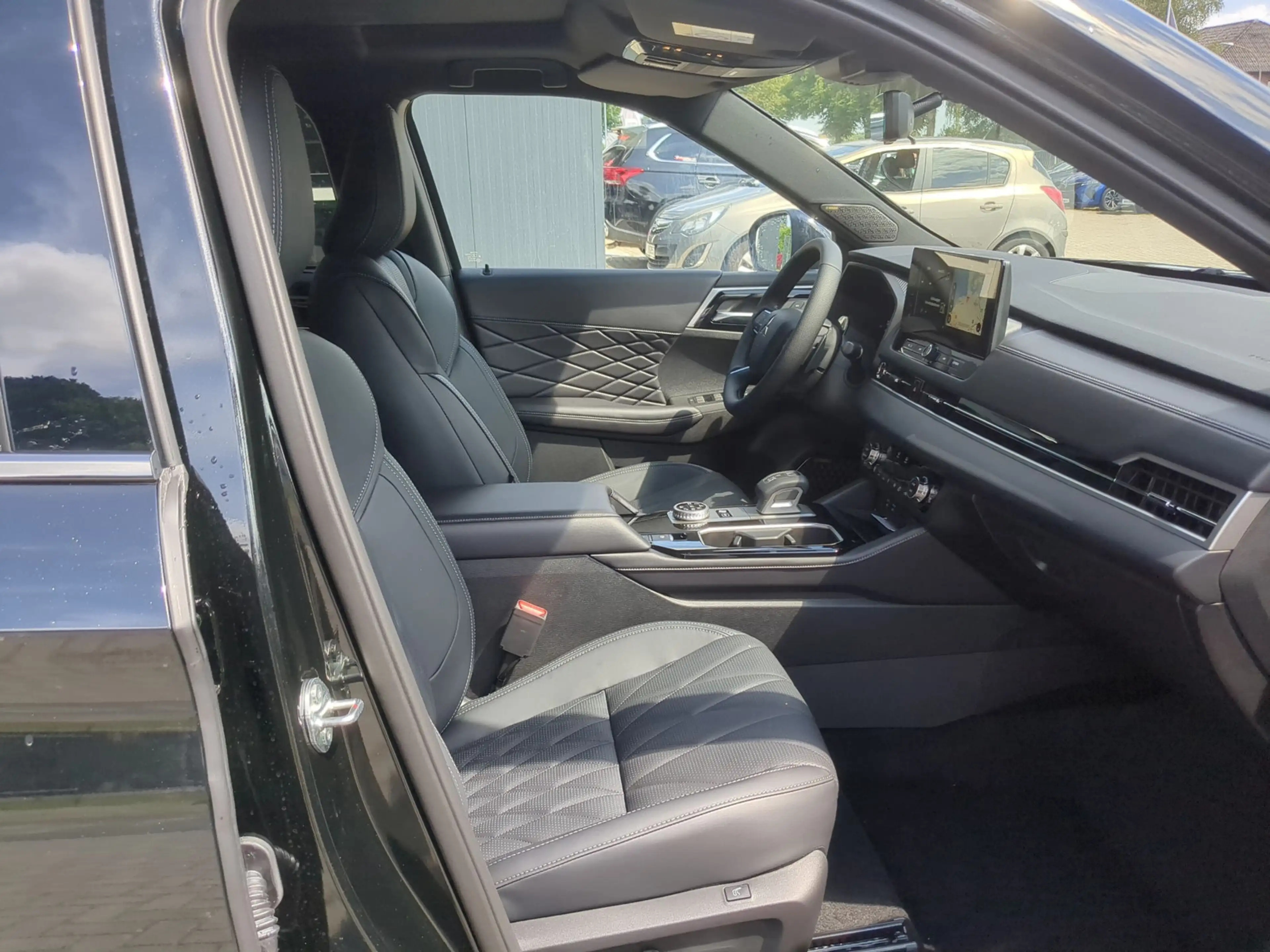 Mitsubishi Plug-in Hybrid Outlander 2.4 Sondermodell Black — photo 9