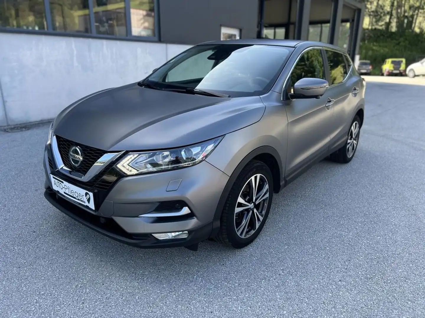 Nissan Qashqai 1,3 DIG-T N-Connecta Grau - 1