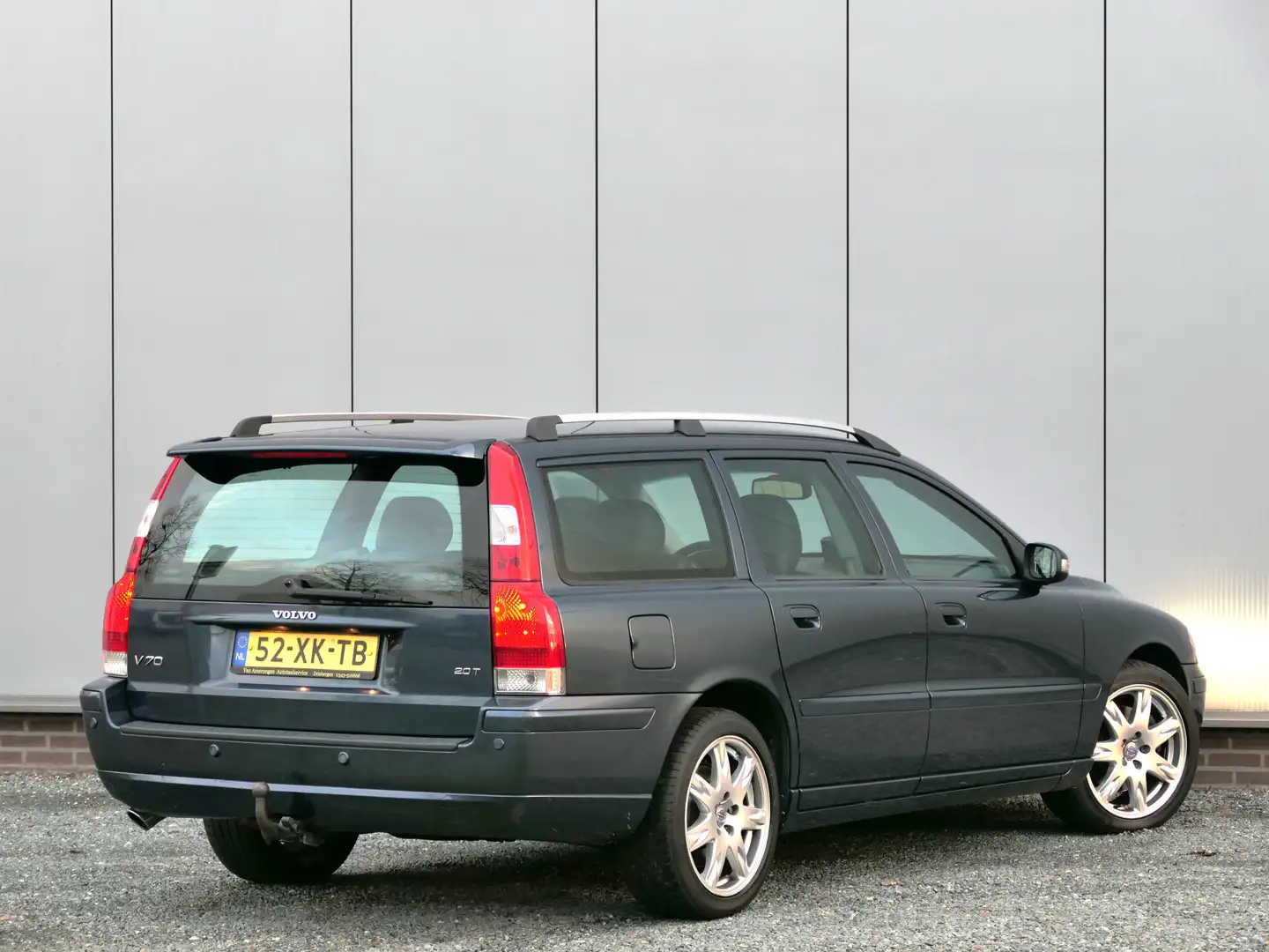 Volvo V70 2.0T AUT Edition Sport Xenon / Leer / Trekhaak / N Blauw - 2