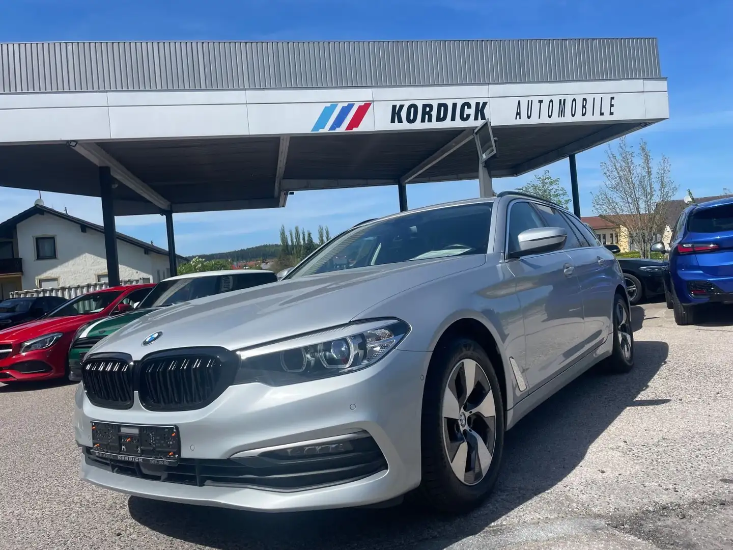 BMW 520 dA TOURING G31/LC+/LED/AHK/ACC/SPORTSITZE/SHZ Srebrny - 1