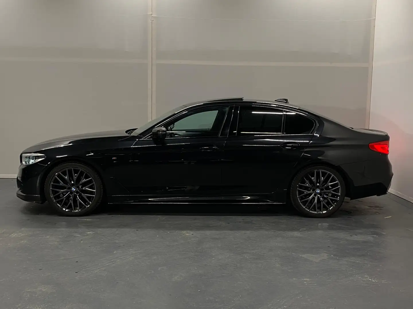 BMW 520 5-serie 520i High Executive Edition Zwart - 2