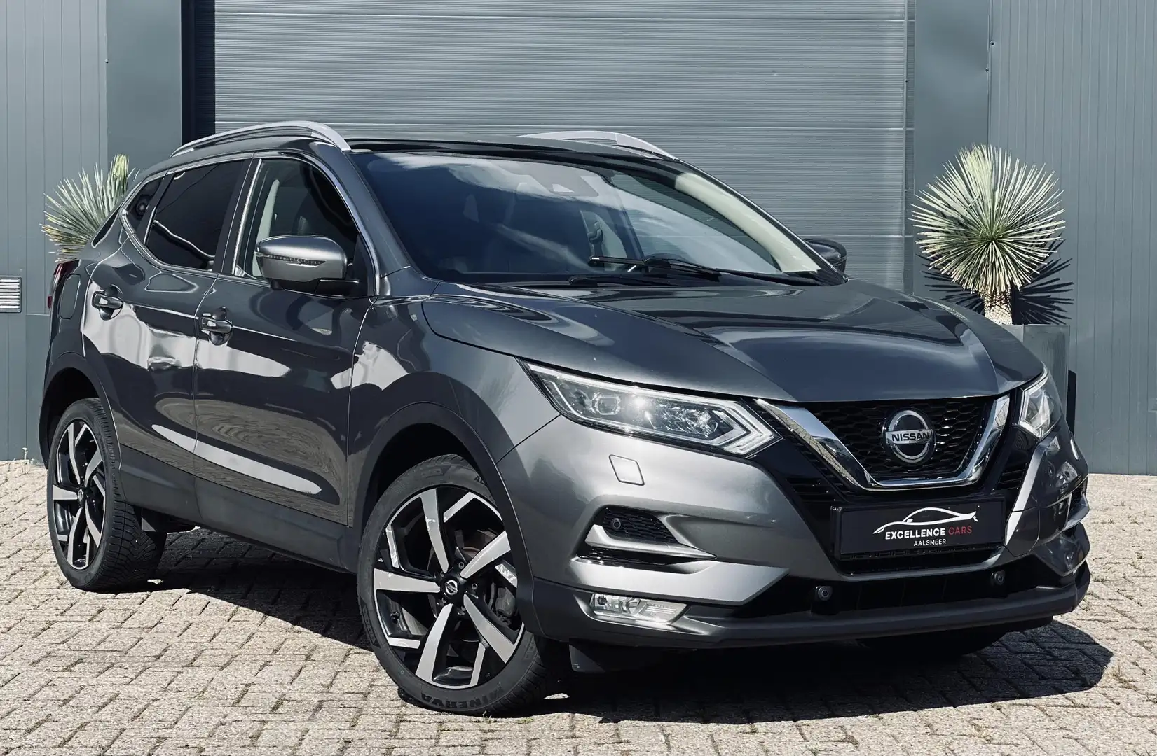Nissan Qashqai 1.3 DIG-T Tekna Pano Automaat Gris - 1